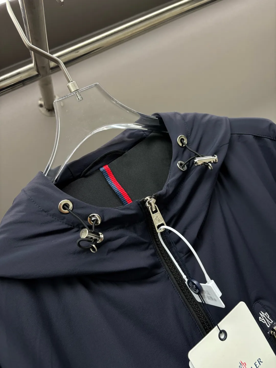 P560 Moncler new letter cotton jacket original fabric original accessories official same style Made of imported polyester fabric, customized fabric dyed in the same vat. Very comfortable and smooth to the touch. Very wide and stylish. Will not deform after long-term wear. Produced by a first-line brand factory. The label is full and textured. The latest style for autumn and winter. Fashionable and personalized. Super versatile and good-looking. Very suitable for both men and women. A must-have for everyone. Color: Black Royal Blue Size: L-4XL
