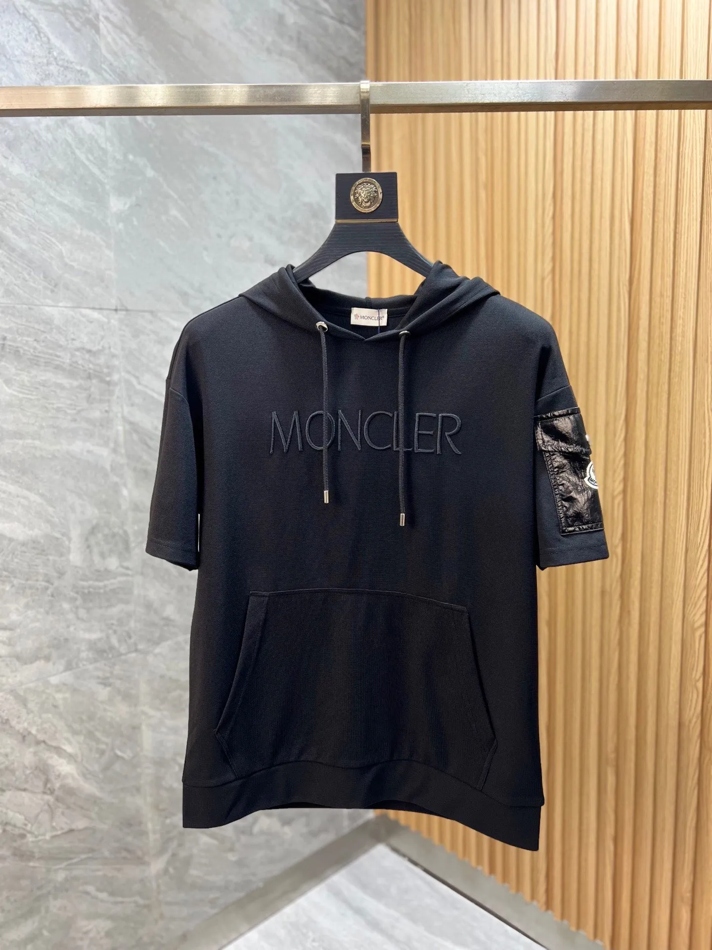 P560 Brand [MONCLER Mouth Covered] 2025 round neck short-sleeved shorts suit. The pure cotton fabric upper body will not be stuffy, the smooth and comfortable skin-friendly effect is more breathable, the fabric has its own texture, classic logo technology, a new interpretation from a unique angle, the first choice for fashion and versatility! Size: M-3XL (maximum wear: 190 pounds)