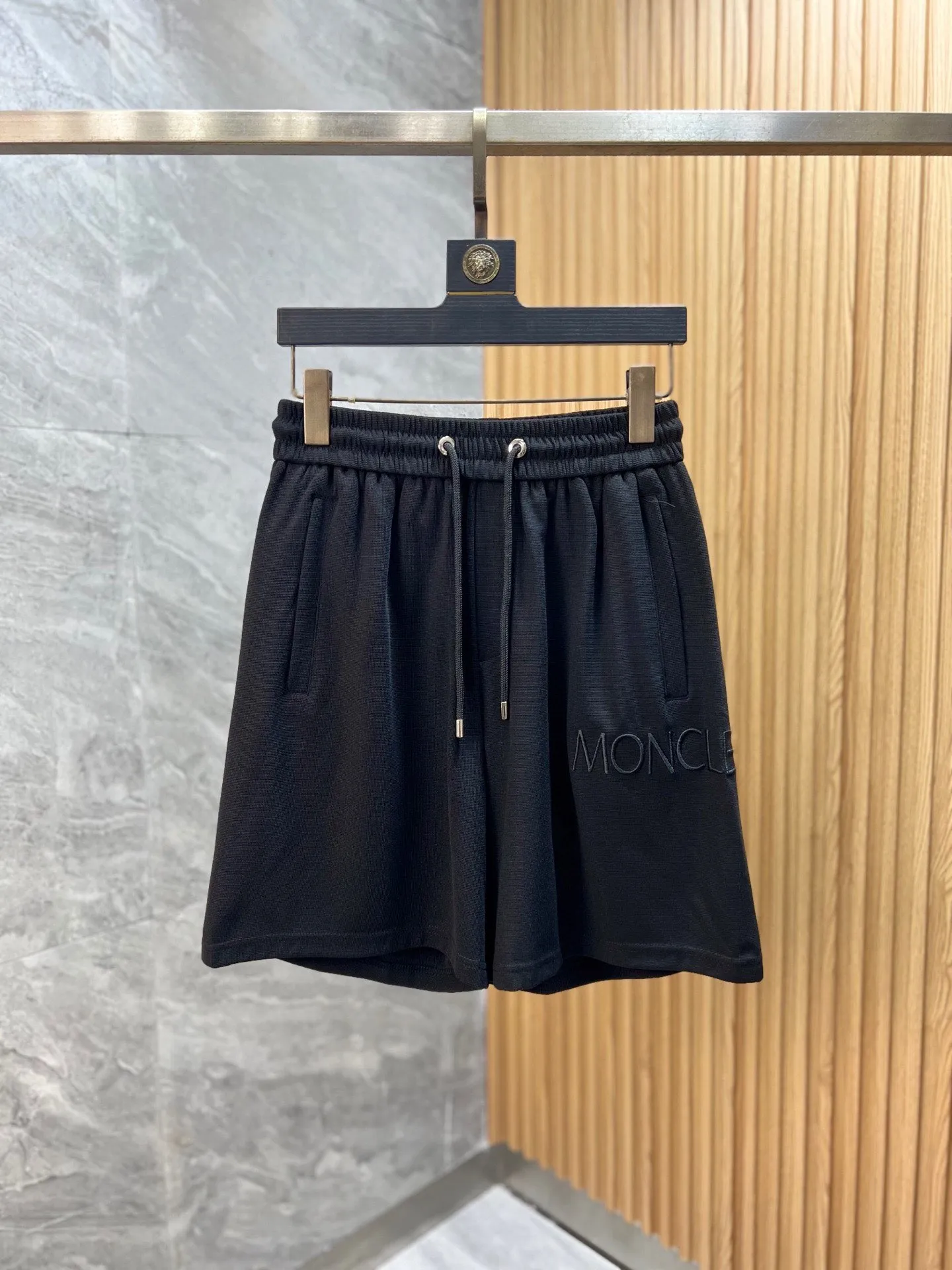 P560 Brand [MONCLER Mouth Covered] 2025 round neck short-sleeved shorts suit. The pure cotton fabric upper body will not be stuffy, the smooth and comfortable skin-friendly effect is more breathable, the fabric has its own texture, classic logo technology, a new interpretation from a unique angle, the first choice for fashion and versatility! Size: M-3XL (maximum wear: 190 pounds)