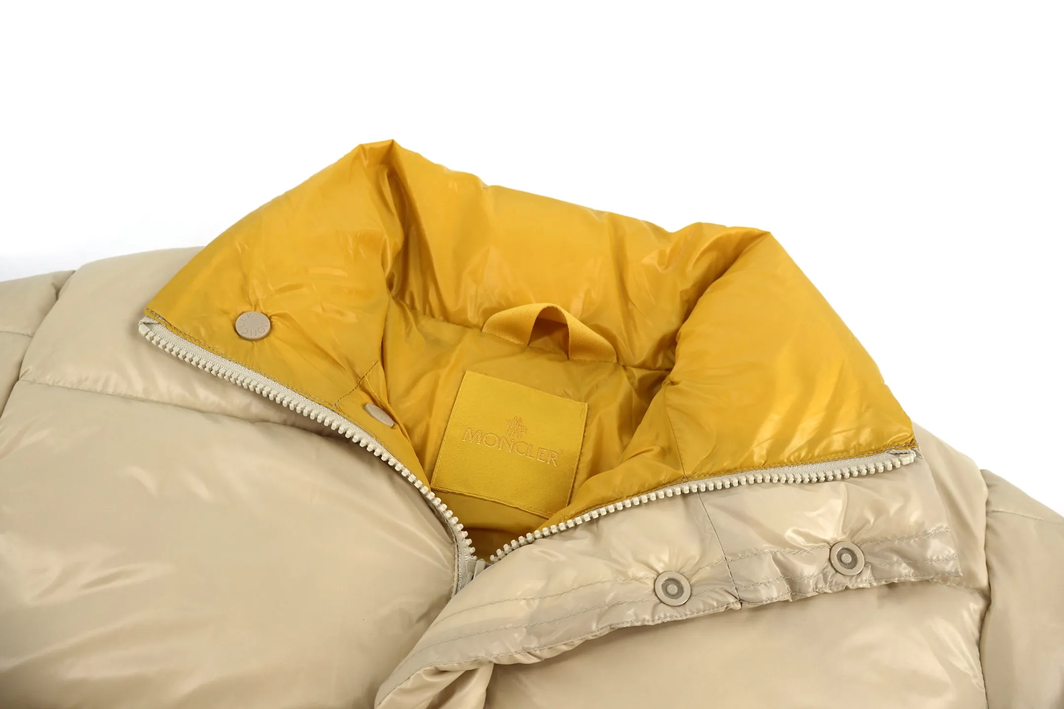 P1110 Moncler 1952 white fat man down jacket (yellow), DERVOX limited color matching, 1952 co-branded men's goose down stand-up collar thick bread, can be made as a couple's version. 95% European standard gooseneck down filling. The filling is extremely full. 700+ fill power. The tag barcode model number corresponds to the official website. The tag has built-in NFC electronic sensor for anti-counterfeiting) Dervox down is made of lightweight nylon laqué fabric, which is comfortable and warm without being heavy. This short style features an internal shoulder strap that can be carried as a carry when the weather heats up, making it ideal for urban or alpine wear. Made in pop tones, it's finished with a bold logo patch. Details Made of lightweight nvlon laqué fabric. Size:1-2-3-4-5