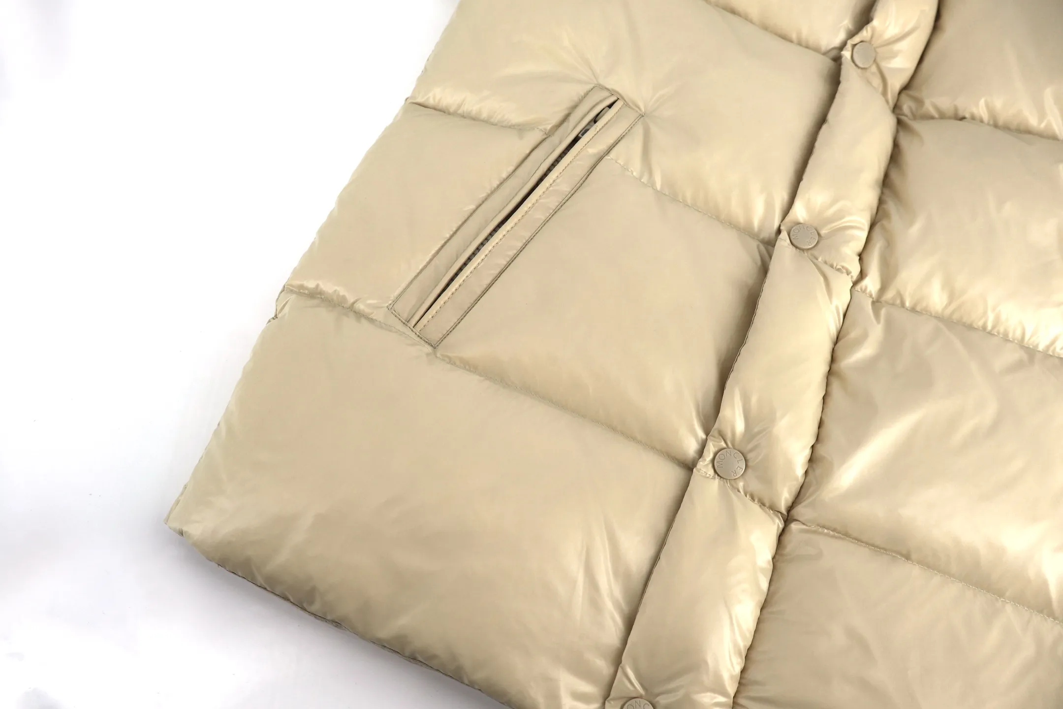P1110 Moncler 1952 white fat man down jacket (yellow), DERVOX limited color matching, 1952 co-branded men's goose down stand-up collar thick bread, can be made as a couple's version. 95% European standard gooseneck down filling. The filling is extremely full. 700+ fill power. The tag barcode model number corresponds to the official website. The tag has built-in NFC electronic sensor for anti-counterfeiting) Dervox down is made of lightweight nylon laqué fabric, which is comfortable and warm without being heavy. This short style features an internal shoulder strap that can be carried as a carry when the weather heats up, making it ideal for urban or alpine wear. Made in pop tones, it's finished with a bold logo patch. Details Made of lightweight nvlon laqué fabric. Size:1-2-3-4-5