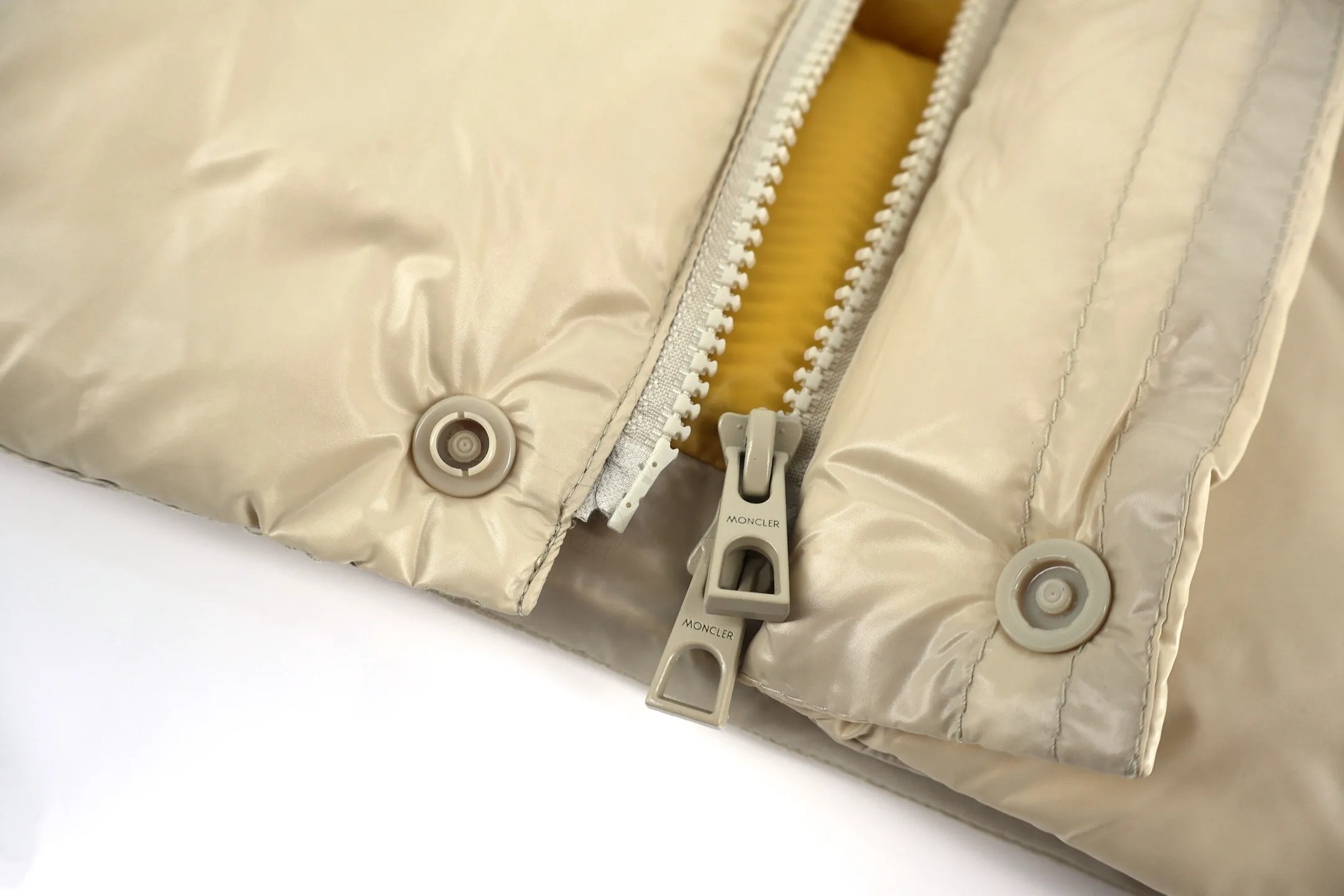 P1110 Moncler 1952 white fat man down jacket (yellow), DERVOX limited color matching, 1952 co-branded men's goose down stand-up collar thick bread, can be made as a couple's version. 95% European standard gooseneck down filling. The filling is extremely full. 700+ fill power. The tag barcode model number corresponds to the official website. The tag has built-in NFC electronic sensor for anti-counterfeiting) Dervox down is made of lightweight nylon laqué fabric, which is comfortable and warm without being heavy. This short style features an internal shoulder strap that can be carried as a carry when the weather heats up, making it ideal for urban or alpine wear. Made in pop tones, it's finished with a bold logo patch. Details Made of lightweight nvlon laqué fabric. Size:1-2-3-4-5