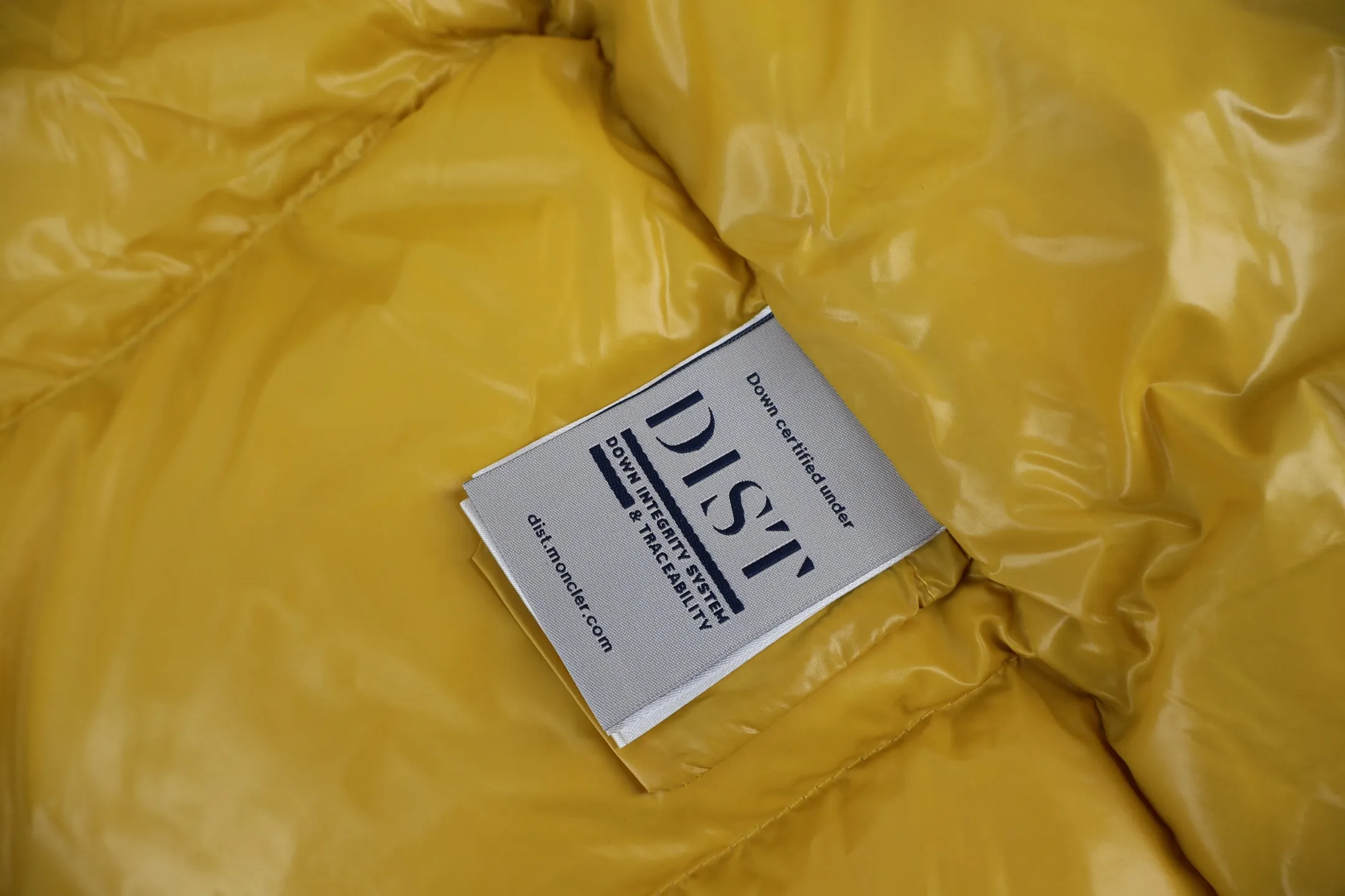 P1110 Moncler 1952 white fat man down jacket (yellow), DERVOX limited color matching, 1952 co-branded men's goose down stand-up collar thick bread, can be made as a couple's version. 95% European standard gooseneck down filling. The filling is extremely full. 700+ fill power. The tag barcode model number corresponds to the official website. The tag has built-in NFC electronic sensor for anti-counterfeiting) Dervox down is made of lightweight nylon laqué fabric, which is comfortable and warm without being heavy. This short style features an internal shoulder strap that can be carried as a carry when the weather heats up, making it ideal for urban or alpine wear. Made in pop tones, it's finished with a bold logo patch. Details Made of lightweight nvlon laqué fabric. Size:1-2-3-4-5