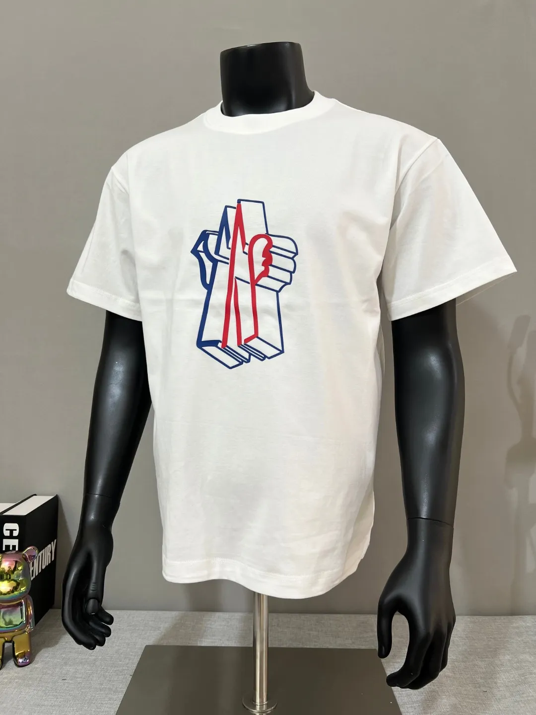 P140 MONCLER is new, 2025ss soft rubber printing, three-dimensional pattern, large Moncler logo, made of 240g double yarn 100% cotton fabric, imported woven thread, collar bone is not easy to deform, factory high temperature washing process, the fabric is soft and breathable, does not shrink, NCF washed mark identification, details are in place and the upper body is good-looking, European size version, loose and suitable, color: black, white, size XS-L