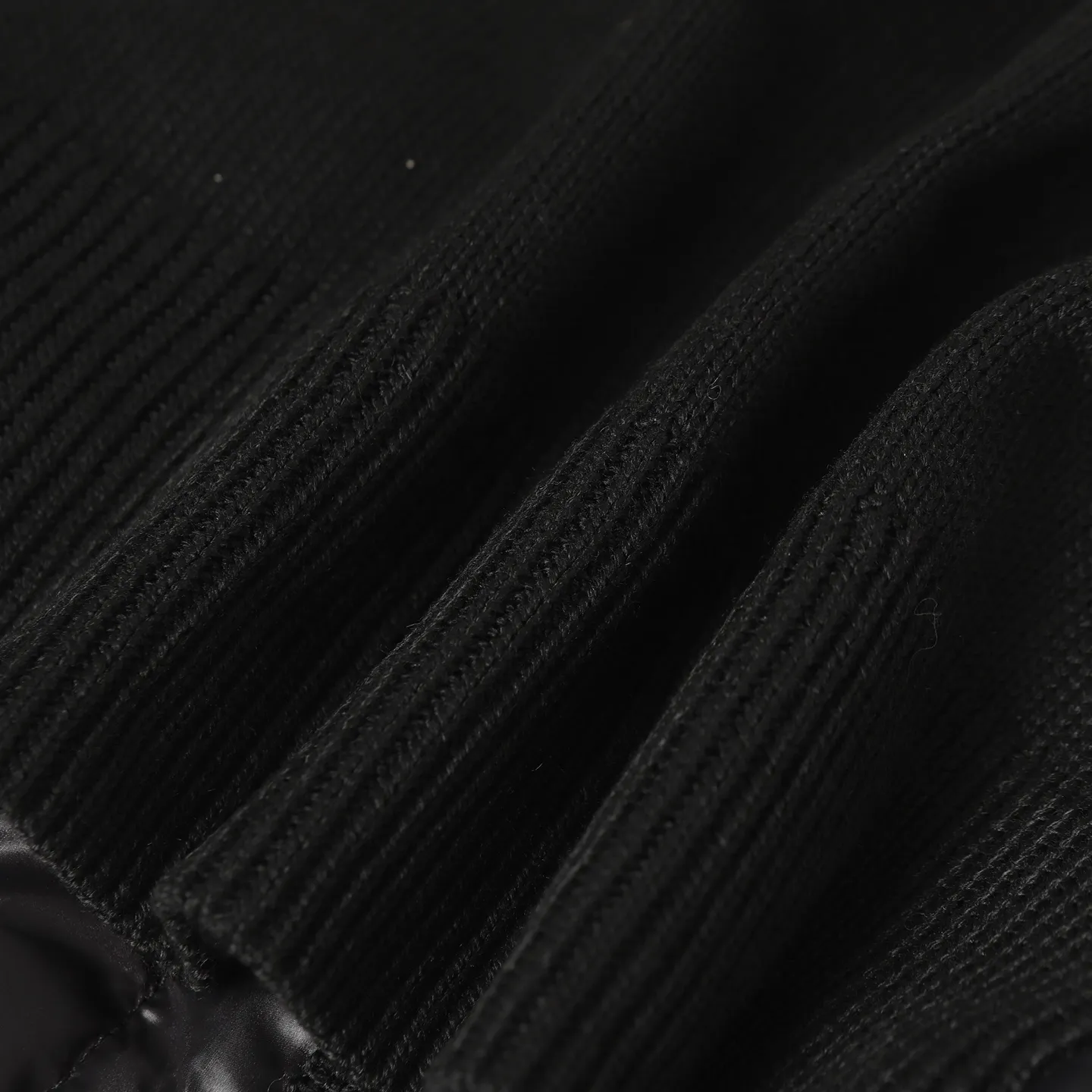 P640 Moncler/Moncler's new knitted splicing down jacket. Moncler always has an elegant and high-end charm. It is beautiful and grand when worn. Even down can be worn with a sense of fashion and high-end. Always wear warmth to show elegance and grandeur. Half-filled down jacket, small waisted half-filled down jacket, an excellent choice for transitional seasons. A close-fitting companion for sports, can be worn as a base or alone. Color: black/pink/beige Size: S M L