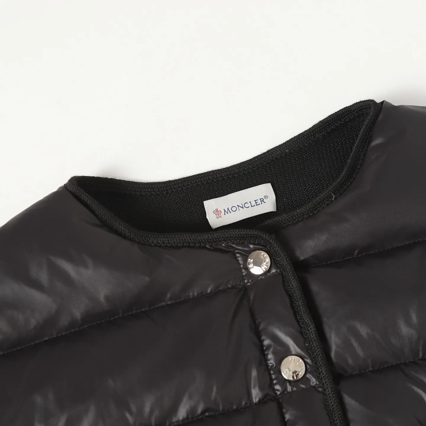 P640 Moncler/Moncler's new knitted splicing down jacket. Moncler always has an elegant and high-end charm. It is beautiful and grand when worn. Even down can be worn with a sense of fashion and high-end. Always wear warmth to show elegance and grandeur. Half-filled down jacket, small waisted half-filled down jacket, an excellent choice for transitional seasons. A close-fitting companion for sports, can be worn as a base or alone. Color: black/pink/beige Size: S M L