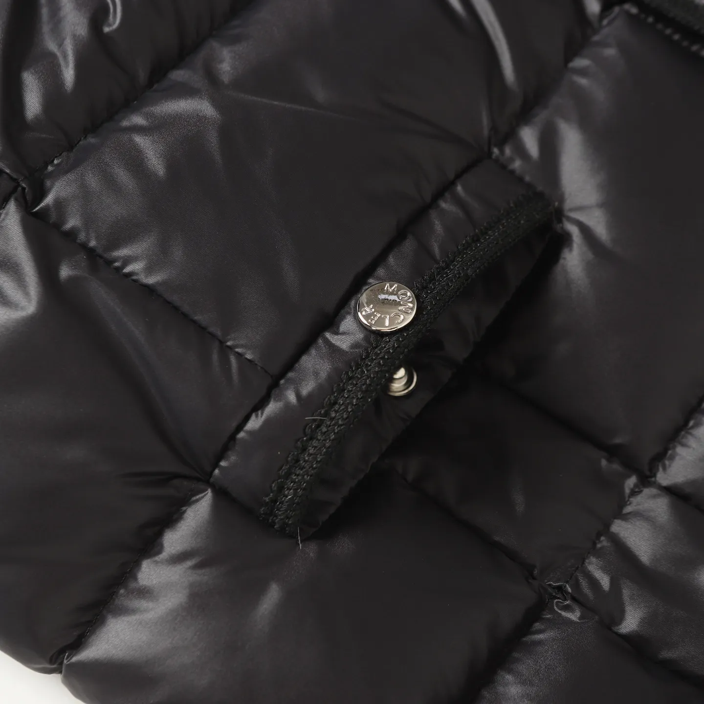 P640 Moncler/Moncler's new knitted splicing down jacket. Moncler always has an elegant and high-end charm. It is beautiful and grand when worn. Even down can be worn with a sense of fashion and high-end. Always wear warmth to show elegance and grandeur. Half-filled down jacket, small waisted half-filled down jacket, an excellent choice for transitional seasons. A close-fitting companion for sports, can be worn as a base or alone. Color: black/pink/beige Size: S M L
