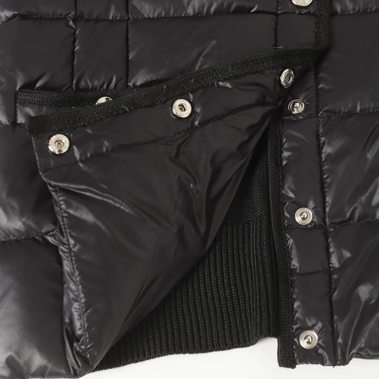 P640 Moncler/Moncler's new knitted splicing down jacket. Moncler always has an elegant and high-end charm. It is beautiful and grand when worn. Even down can be worn with a sense of fashion and high-end. Always wear warmth to show elegance and grandeur. Half-filled down jacket, small waisted half-filled down jacket, an excellent choice for transitional seasons. A close-fitting companion for sports, can be worn as a base or alone. Color: black/pink/beige Size: S M L