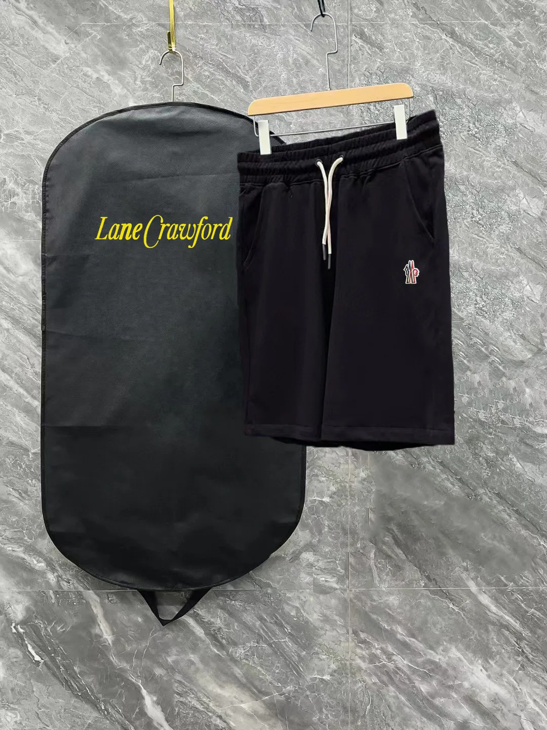 P230 Moncler SS spring and summer show style Slim-fitting lines with exquisite logo and simple logo shorts Domestic factory export Supply top brand fabrics 360g weight Compatible with all body shapes Black and white drawstring design on the waist elastic band Customized drawstring pockets with diagonal pocket design on both sides There is also a small pocket on the back Color: black gray Size S-XL
