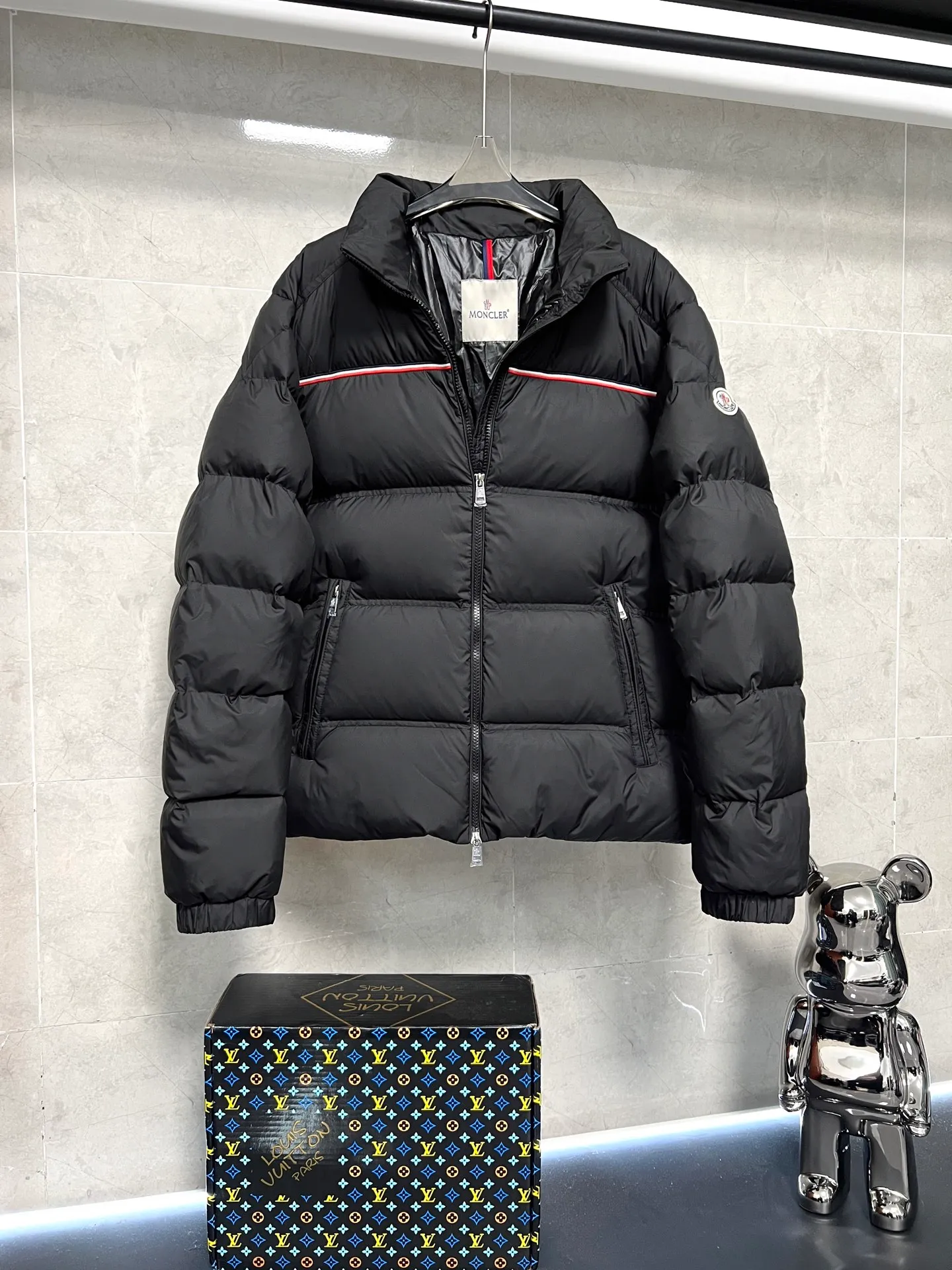 P900 Moncler Bouvaque short zipper stand collar long-sleeved jacket, the stand collar design is simple and elegant, the red and black stripe decoration on the chest adds a sense of fashion, and the full down filling ensures excellent warmth. Filled with 90% white duck down, top quality, classic tailoring. The upper body is full of street style; all the latest version of the hardware and accessories are custom molded to restore the original shape, the upper body has an excellent silhouette, and the three labels are complete! GW will update at the same time. Color: Black Size: 1-5