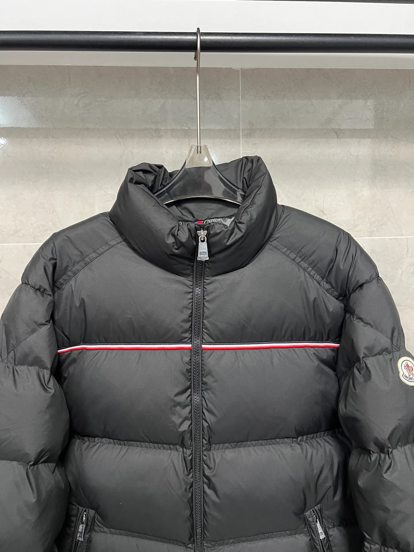 P900 Moncler Bouvaque short zipper stand collar long-sleeved jacket, the stand collar design is simple and elegant, the red and black stripe decoration on the chest adds a sense of fashion, and the full down filling ensures excellent warmth. Filled with 90% white duck down, top quality, classic tailoring. The upper body is full of street style; all the latest version of the hardware and accessories are custom molded to restore the original shape, the upper body has an excellent silhouette, and the three labels are complete! GW will update at the same time. Color: Black Size: 1-5