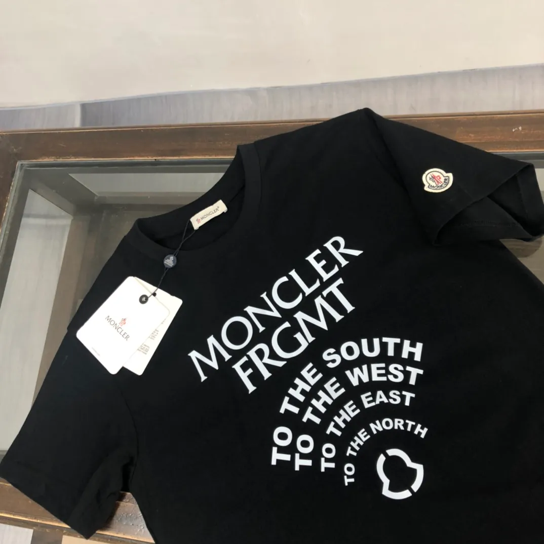 P160 🔥MONCLER Mengkou’s latest trade order short-sleeved T-shirt, in full condition! ! Logo printed on the chest! The upper body is comfortable and breathable, not stiff, and has a rich three-dimensional feel overall. It is a quality export order. It meets the simple needs of commuters for dressing. The upper body effect is very good, slimming, and not picky about the figure. The fabric workmanship... is impeccable. Only good workmanship and good fabrics can make you wear a good taste. It is a must-have item for everyone! Size: black white size S~XL