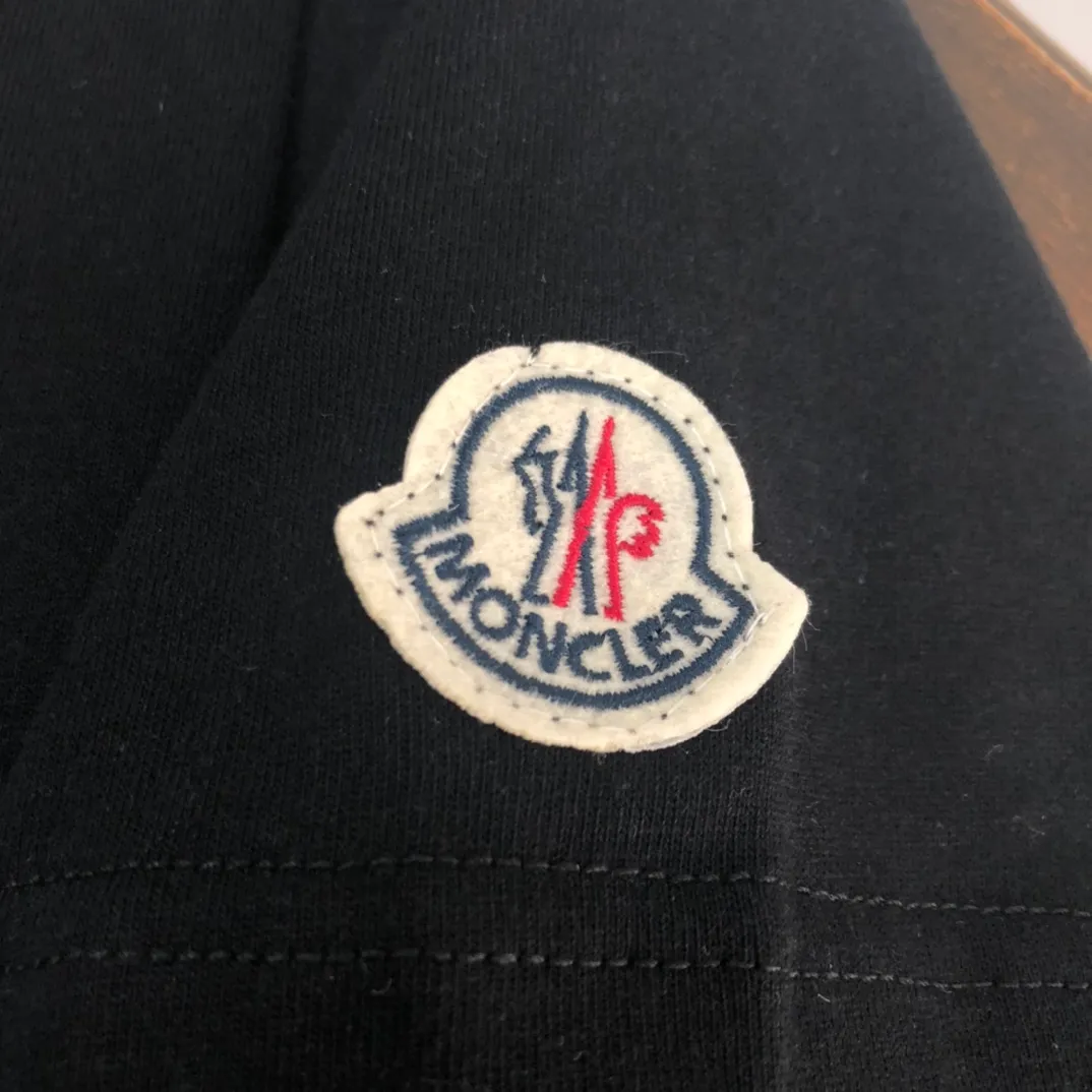 P160 🔥MONCLER Mengkou’s latest trade order short-sleeved T-shirt, in full condition! ! Logo printed on the chest! The upper body is comfortable and breathable, not stiff, and has a rich three-dimensional feel overall. It is a quality export order. It meets the simple needs of commuters for dressing. The upper body effect is very good, slimming, and not picky about the figure. The fabric workmanship... is impeccable. Only good workmanship and good fabrics can make you wear a good taste. It is a must-have item for everyone! Size: black white size S~XL