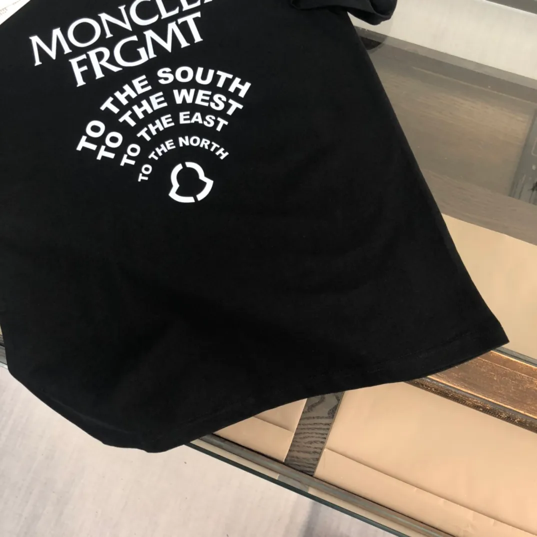 P160 🔥MONCLER Mengkou’s latest trade order short-sleeved T-shirt, in full condition! ! Logo printed on the chest! The upper body is comfortable and breathable, not stiff, and has a rich three-dimensional feel overall. It is a quality export order. It meets the simple needs of commuters for dressing. The upper body effect is very good, slimming, and not picky about the figure. The fabric workmanship... is impeccable. Only good workmanship and good fabrics can make you wear a good taste. It is a must-have item for everyone! Size: black white size S~XL