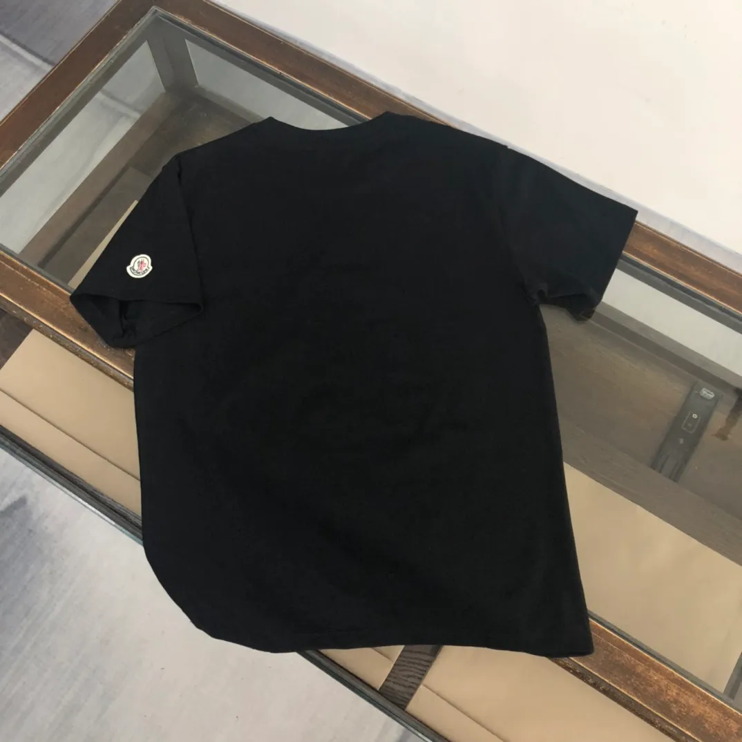P160 🔥MONCLER Mengkou’s latest trade order short-sleeved T-shirt, in full condition! ! Logo printed on the chest! The upper body is comfortable and breathable, not stiff, and has a rich three-dimensional feel overall. It is a quality export order. It meets the simple needs of commuters for dressing. The upper body effect is very good, slimming, and not picky about the figure. The fabric workmanship... is impeccable. Only good workmanship and good fabrics can make you wear a good taste. It is a must-have item for everyone! Size: black white size S~XL