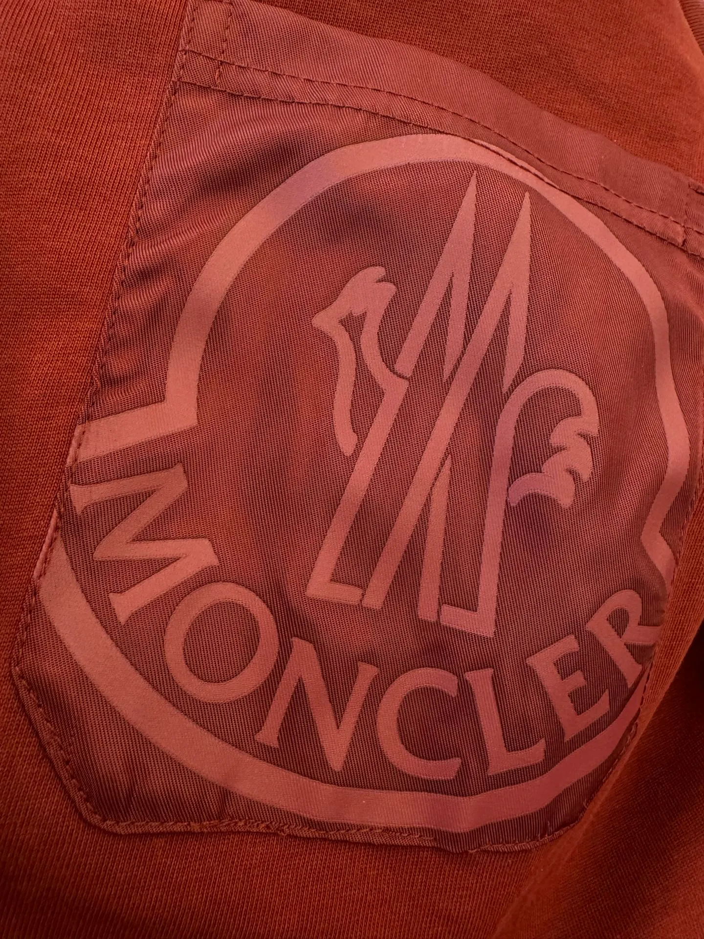 P160 Moncler woven pockets with hollow embroidered letter logo for men and women, short-sleeved T-shirt, 260g 100% double yarn pure cotton fabric, 32 double-strand threads, collar label, hangtag, main mark and three labels complete Size: XS S M L