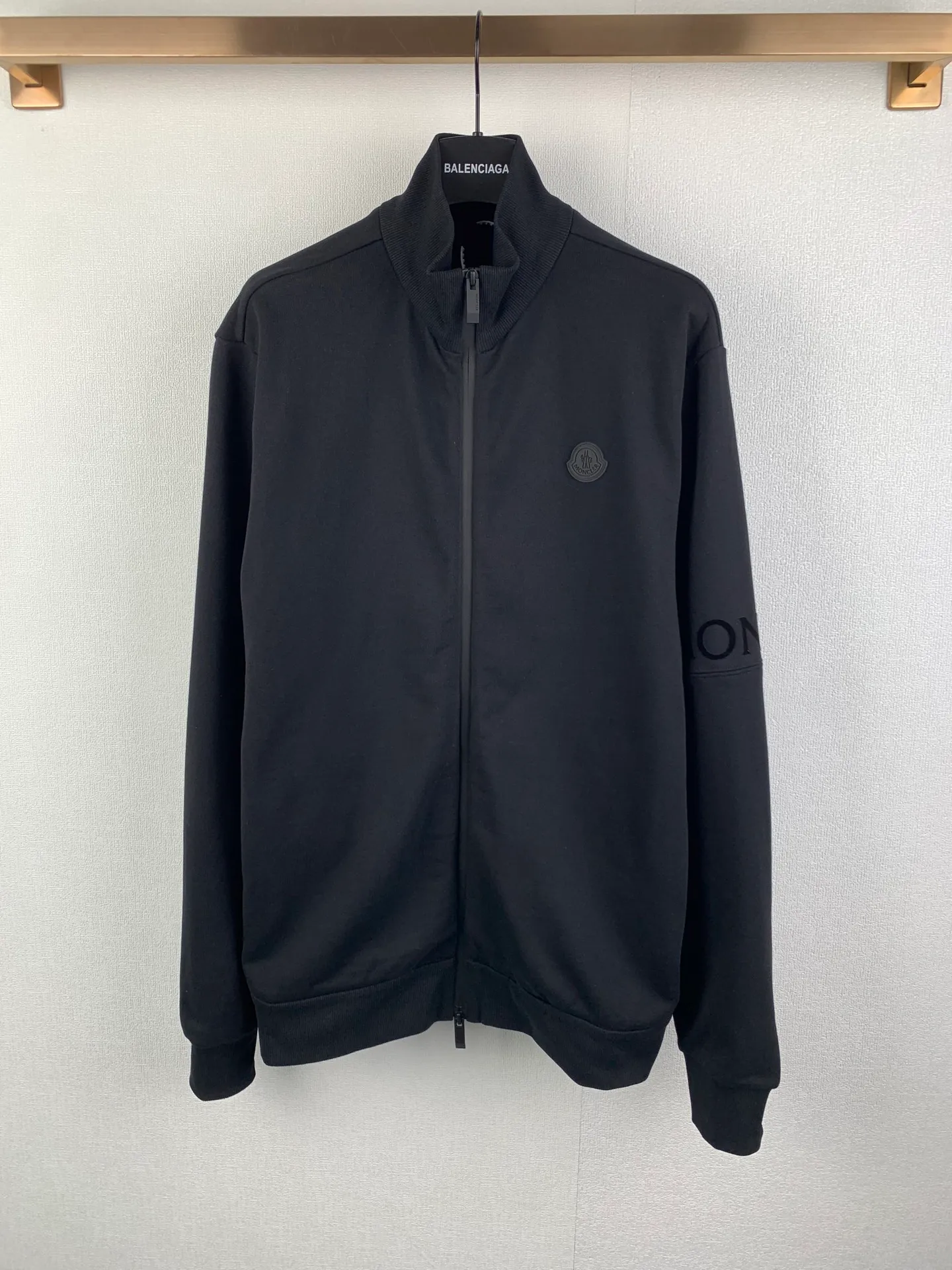 P460 MONCLER stand collar cotton solid color zipper sweatshirt ●Authentic 7300 purchase and development ●480g Austrian cotton sweatshirt fabric ●180g combed cotton plain lining ●380g 1*1 trendy brand rib ●Fabric enzyme washing ●High temperature heat transfer ●Customized 1:1 chapter ●Customized 1:1 zipper ●Customized 1:1 trademark ●Fit version ●Size: S M L XL