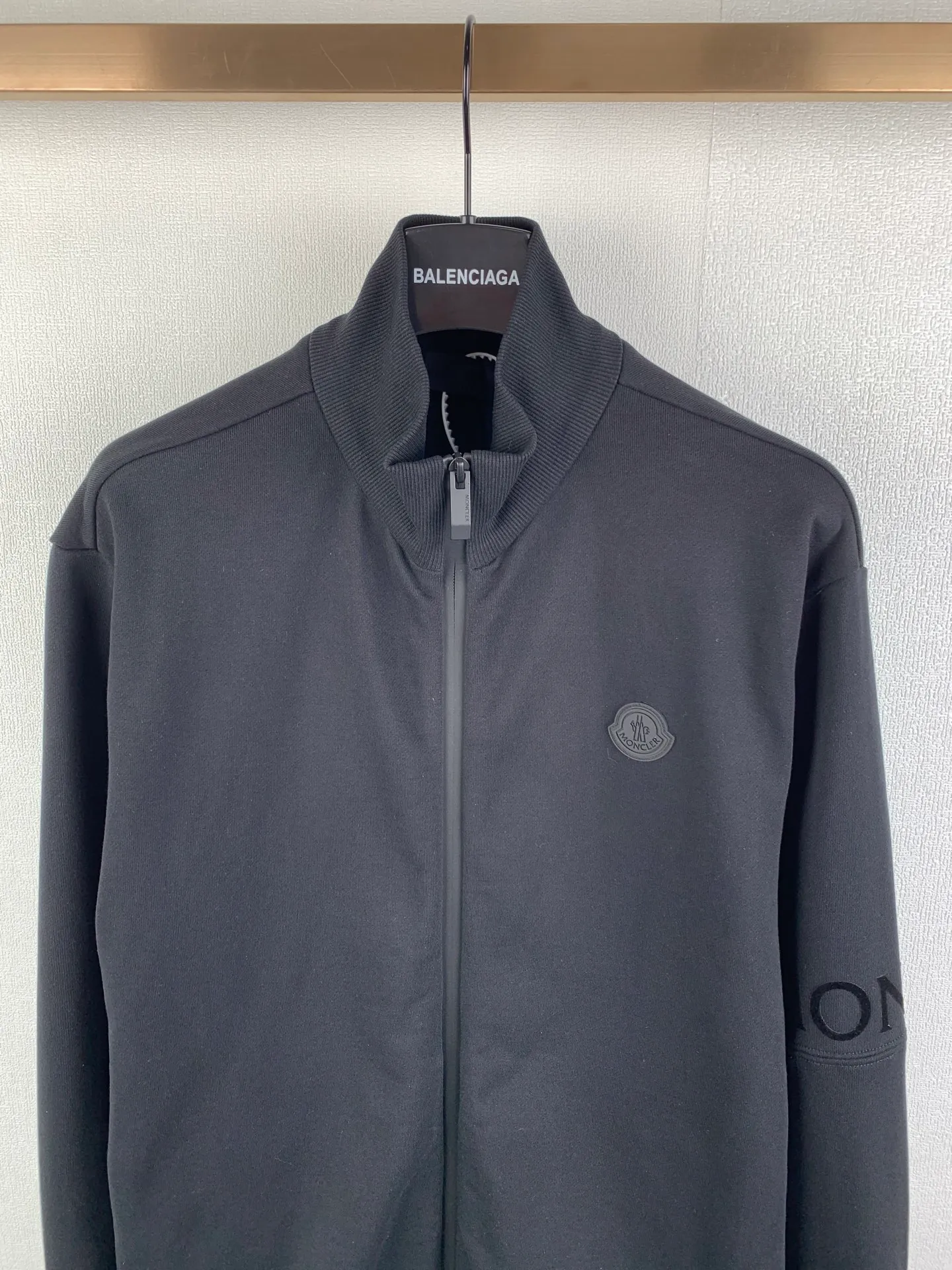 P460 MONCLER stand collar cotton solid color zipper sweatshirt ●Authentic 7300 purchase and development ●480g Austrian cotton sweatshirt fabric ●180g combed cotton plain lining ●380g 1*1 trendy brand rib ●Fabric enzyme washing ●High temperature heat transfer ●Customized 1:1 chapter ●Customized 1:1 zipper ●Customized 1:1 trademark ●Fit version ●Size: S M L XL