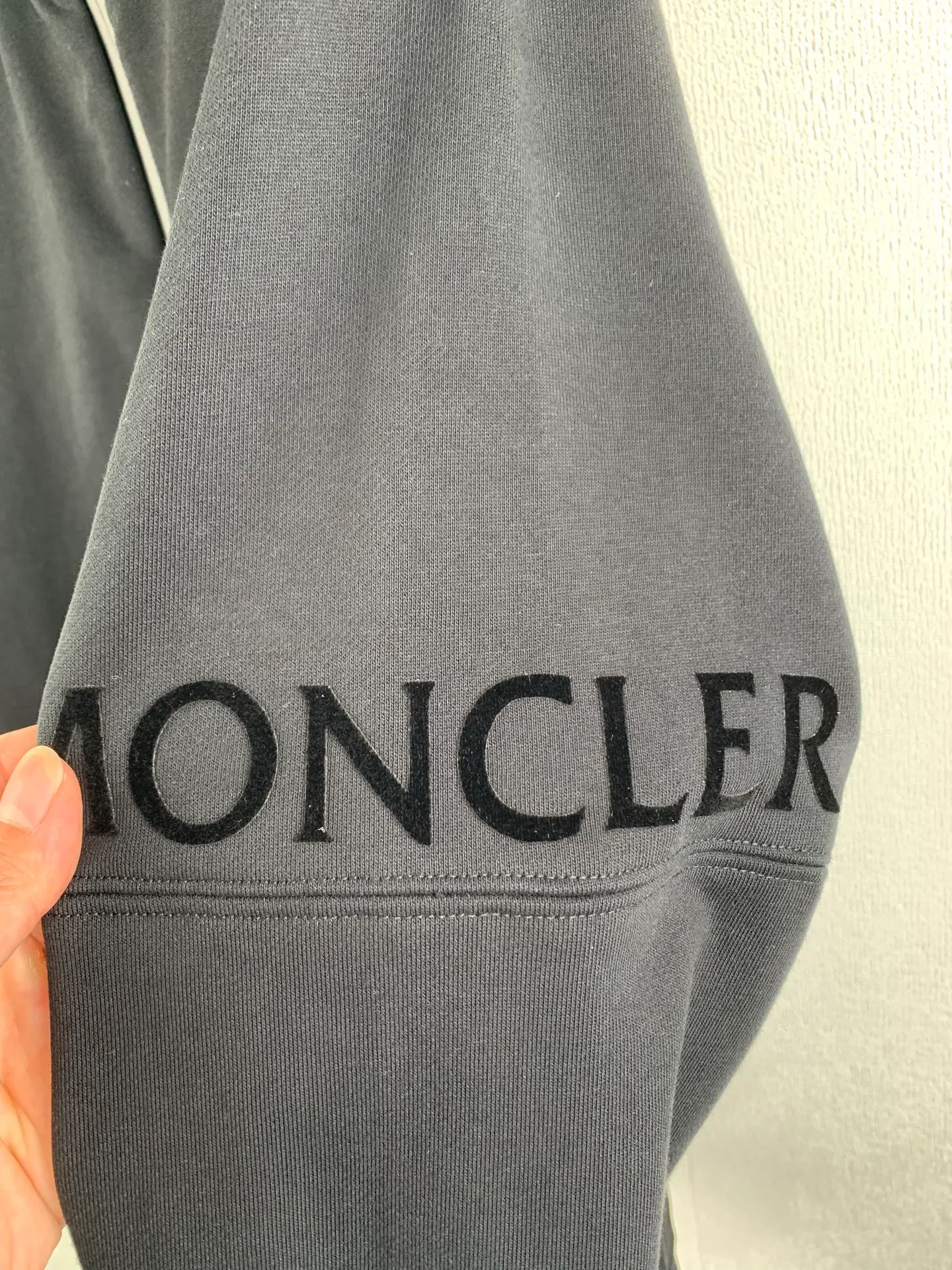 P460 MONCLER stand collar cotton solid color zipper sweatshirt ●Authentic 7300 purchase and development ●480g Austrian cotton sweatshirt fabric ●180g combed cotton plain lining ●380g 1*1 trendy brand rib ●Fabric enzyme washing ●High temperature heat transfer ●Customized 1:1 chapter ●Customized 1:1 zipper ●Customized 1:1 trademark ●Fit version ●Size: S M L XL