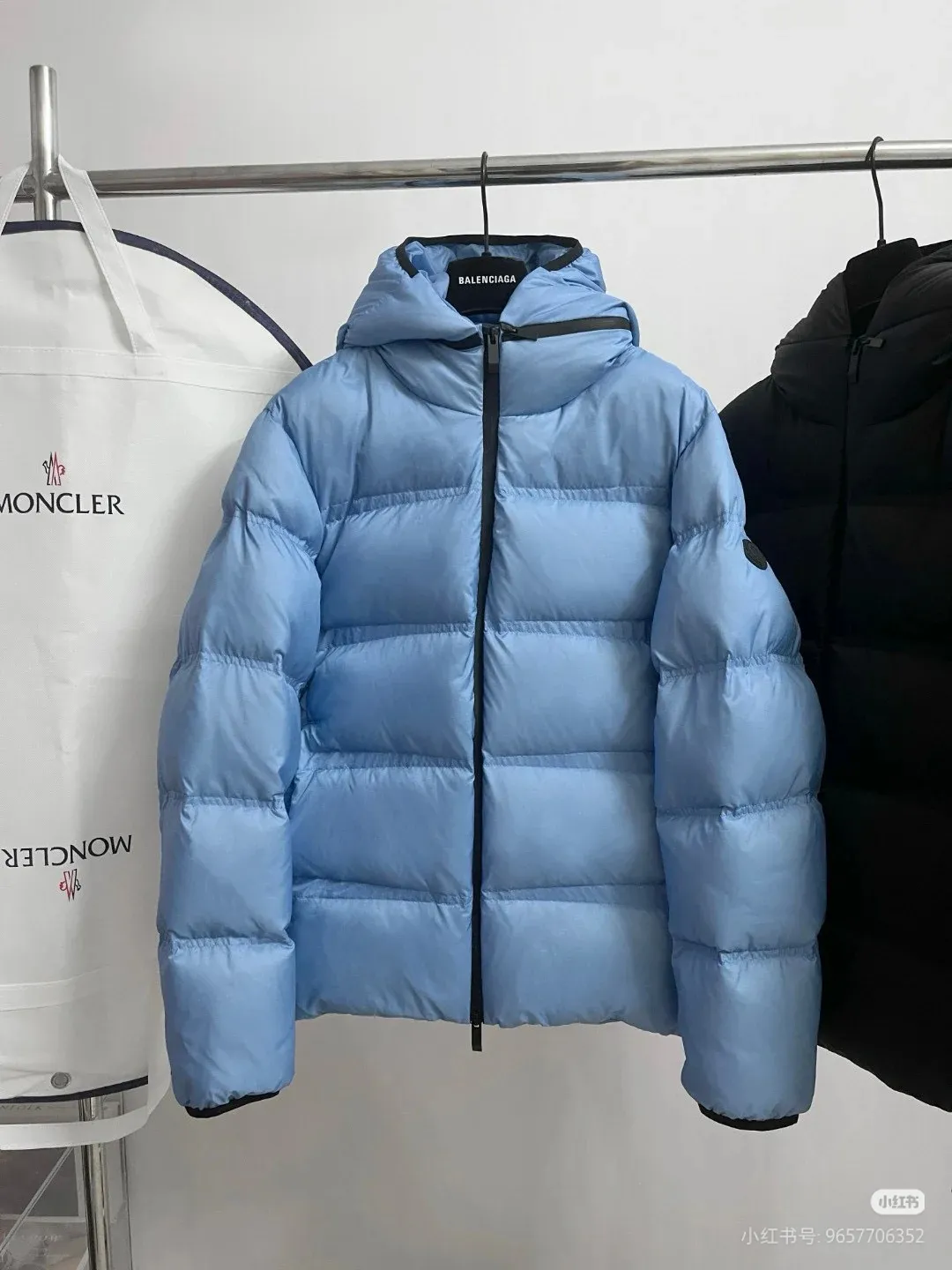 P860 ⬆️🆕❤️2025🆕Special down ⬆️Moncler Masac men's short down jacket. A must-have item for fabric control. 2024 new technical fabric. Extremely lightweight. Ultra-light and ultra-white gooseneck filling. Cleanliness ceiling. 850+ fill power. ⚠️Special grade product with complete barcode numbers and consistent with the official website. The tag has built-in NFC electronic sensor anti-counterfeiting. It supports multiple anti-counterfeiting verifications. It comes standard with a full set of gift box packaging at the counter. Masac men's short down jacket is made of protective materials and decorated with geometric quilting, which is lightweight and warm.  The Masac men's down jacket combines cutting-edge fabrics with innovative details. Short design made from lightweight, fine-grained tear-resistant functional fabric for durability and practicality. Lightweight and warm, it's finished with gusseted quilting. Comes with removable hood. Details •Made from ripstop fabric •Fine soft ripstop lining •Down filled •Removable hood •Two-way zipper closure •Zip pockets •Elasticized cuffs and hem Size: 1-5 Black/Blue Couple's