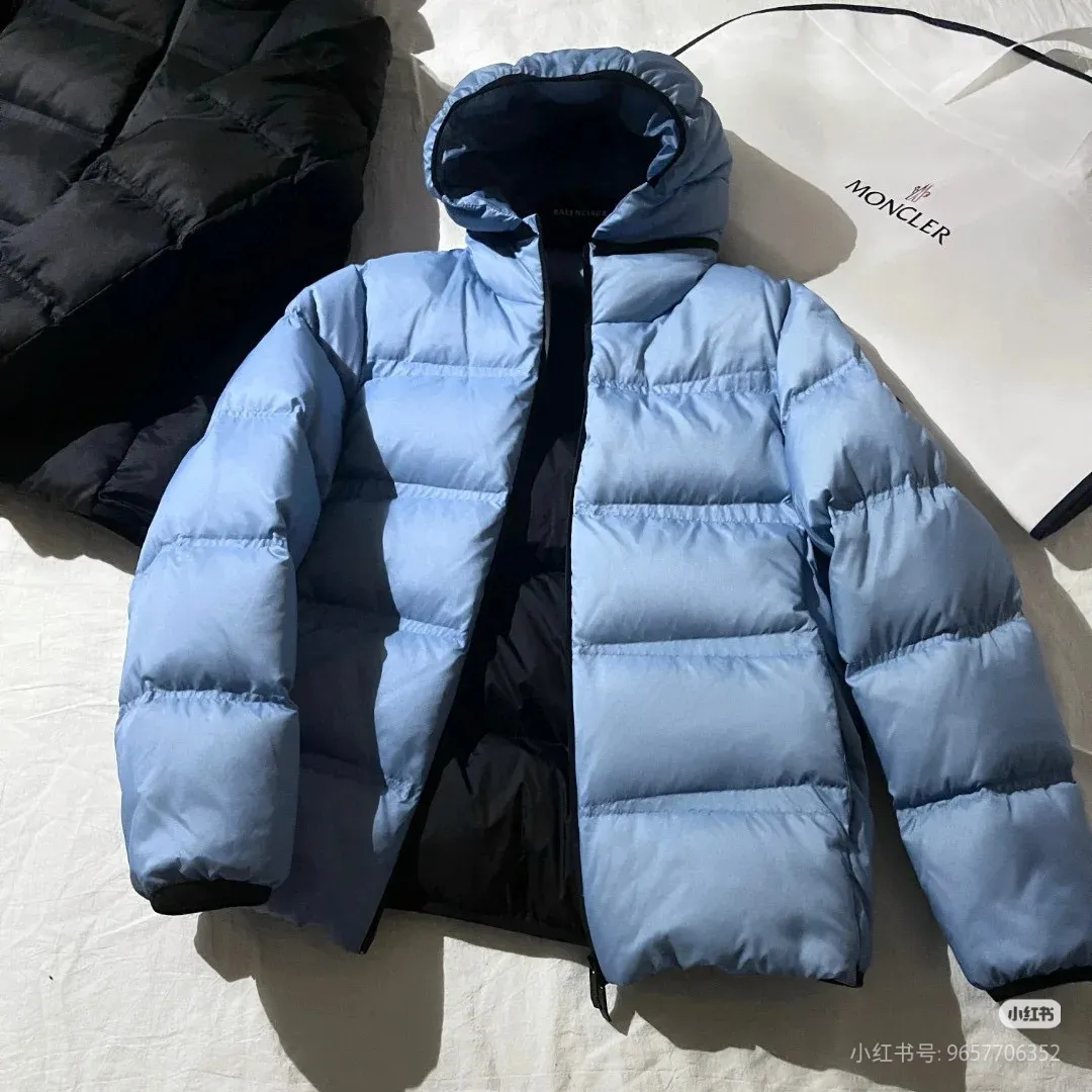 P860 ⬆️🆕❤️2025🆕Special down ⬆️Moncler Masac men's short down jacket. A must-have item for fabric control. 2024 new technical fabric. Extremely lightweight. Ultra-light and ultra-white gooseneck filling. Cleanliness ceiling. 850+ fill power. ⚠️Special grade product with complete barcode numbers and consistent with the official website. The tag has built-in NFC electronic sensor anti-counterfeiting. It supports multiple anti-counterfeiting verifications. It comes standard with a full set of gift box packaging at the counter. Masac men's short down jacket is made of protective materials and decorated with geometric quilting, which is lightweight and warm.  The Masac men's down jacket combines cutting-edge fabrics with innovative details. Short design made from lightweight, fine-grained tear-resistant functional fabric for durability and practicality. Lightweight and warm, it's finished with gusseted quilting. Comes with removable hood. Details •Made from ripstop fabric •Fine soft ripstop lining •Down filled •Removable hood •Two-way zipper closure •Zip pockets •Elasticized cuffs and hem Size: 1-5 Black/Blue Couple's