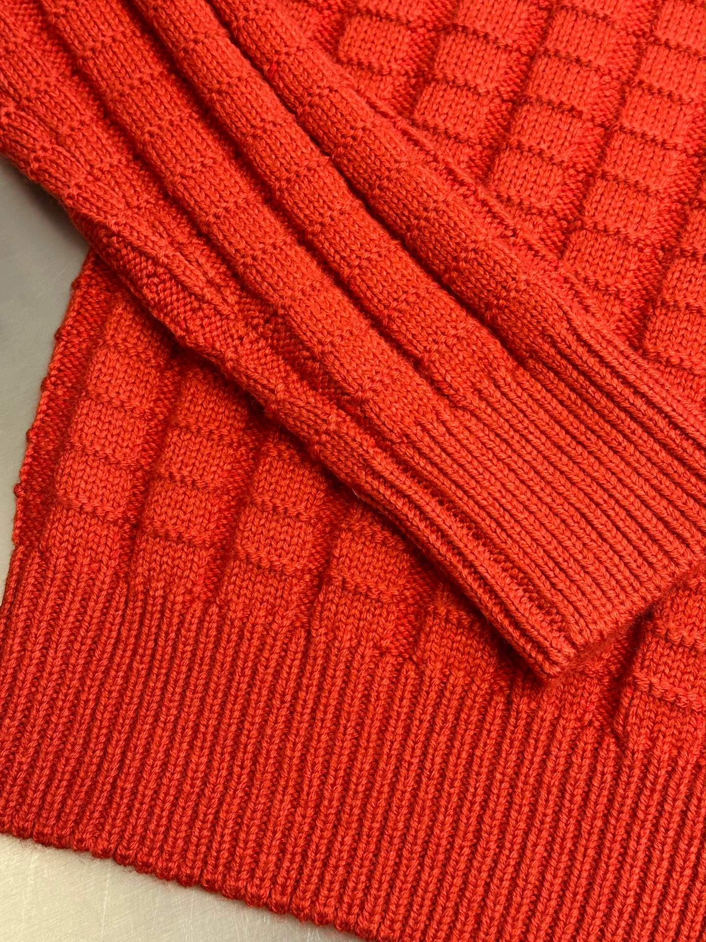 P430 Moncler embossed knitted logo sweater is made of custom-woven engraved wool texture, with three-dimensional texture as the brushstrokes. The entire embossed knitting reconstructs the dimension of knitted aesthetics. It produces a light and dark gradient texture halo as the human body moves. The iconic Moncler logo embroidered logo decorates the sleeves, making it highly recognizable.  The whole piece of embossed vertical grain knitting uses specific stitches and changes in fabric structure, and changes the arrangement of stitches and the density of the fabric, so that the vertical grains present a relief effect that is raised on the surface of the sweater, forming undulating changes in the vertical grains.  Curved thread structure, by changing the stitching method and the arrangement of yarns during the knitting process, makes the yarns present a curved distribution in the fabric.  size：s m l xl