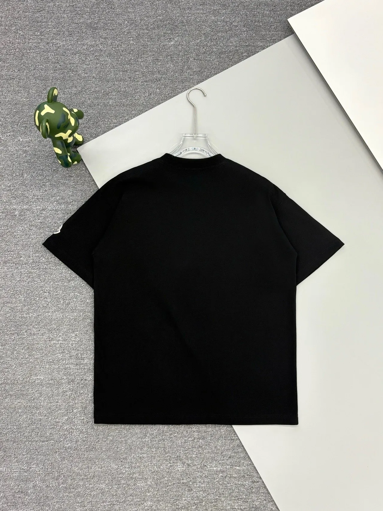 P150 [High Quality] Moncler new 👫 short-sleeved T-shirt, embroidered 🪡 with embroidery on the front and small logo on the cuffs. The latest model is exclusively available online! ! ~It’s both classic and fashionable, who doesn’t love it? It re-presents the classic, very eye-catching, with its own low-luxury aura and recognition! The traditional brand concept and modern advanced technology are perfectly combined. Coupled with an extremely modern and simple design, exclusive logo pattern design! The fabric is customized with 32 counts of 280g pure cotton fabric! The texture of this model is quite impressive. You can tell the specifications and grades at your fingertips. The level of finesse and breathability are top-notch! The same style for men and women, complete with three standards. Color: Black/White Size: S-ⅹL