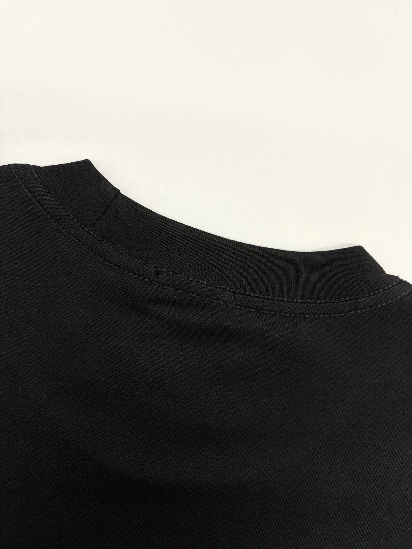 P150 [High Quality] Moncler new 👫 short-sleeved T-shirt, embroidered 🪡 with embroidery on the front and small logo on the cuffs. The latest model is exclusively available online! ! ~It’s both classic and fashionable, who doesn’t love it? It re-presents the classic, very eye-catching, with its own low-luxury aura and recognition! The traditional brand concept and modern advanced technology are perfectly combined. Coupled with an extremely modern and simple design, exclusive logo pattern design! The fabric is customized with 32 counts of 280g pure cotton fabric! The texture of this model is quite impressive. You can tell the specifications and grades at your fingertips. The level of finesse and breathability are top-notch! The same style for men and women, complete with three standards. Color: Black/White Size: S-ⅹL