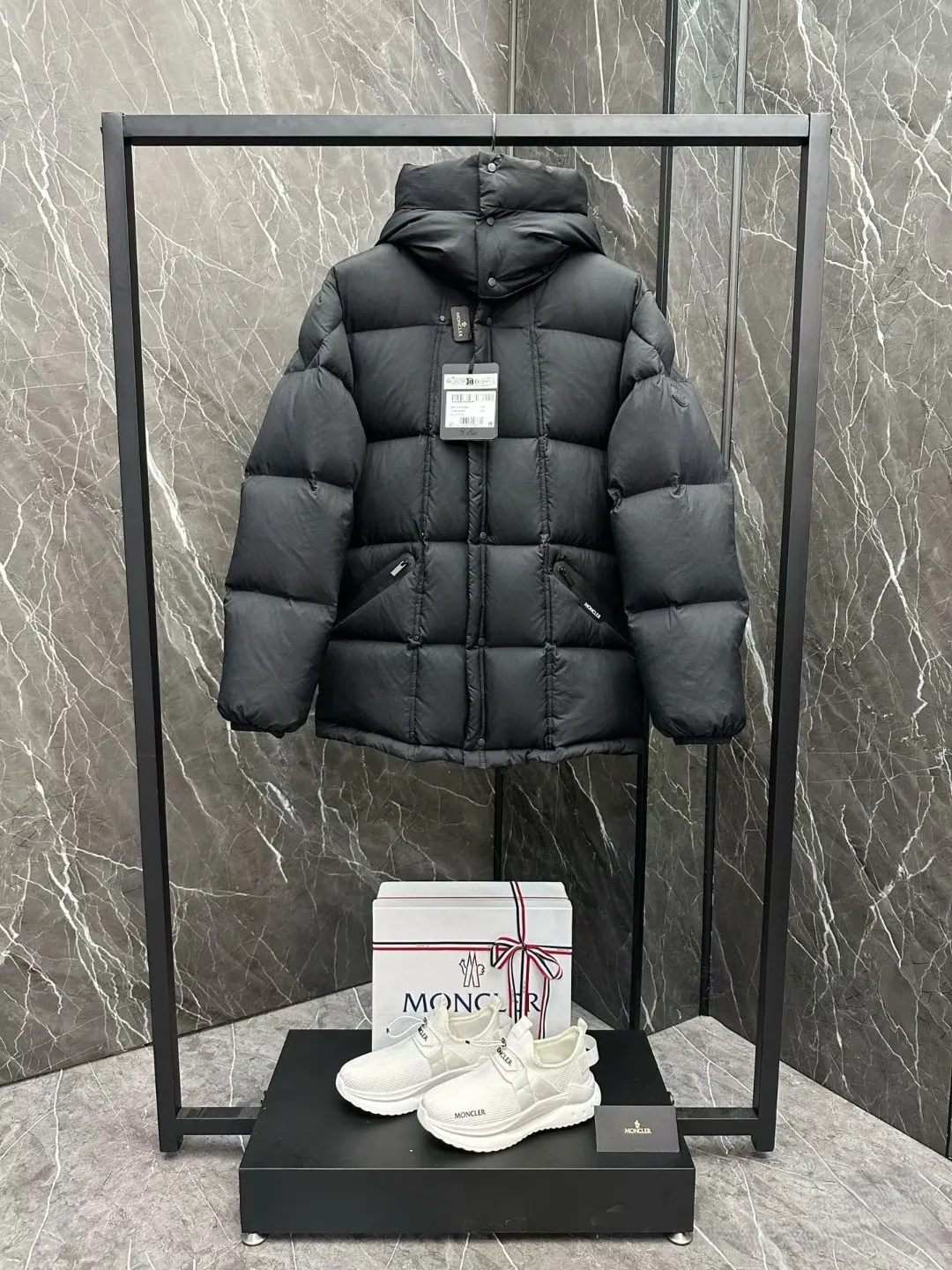 P1100 Moncler Matt Black black label series matte down jacket Moncler Matt Black black label series Loff Jacket mid-length matte matte down jacket. Removable hood. Mid-length black warrior. Color; black Size; 1-5