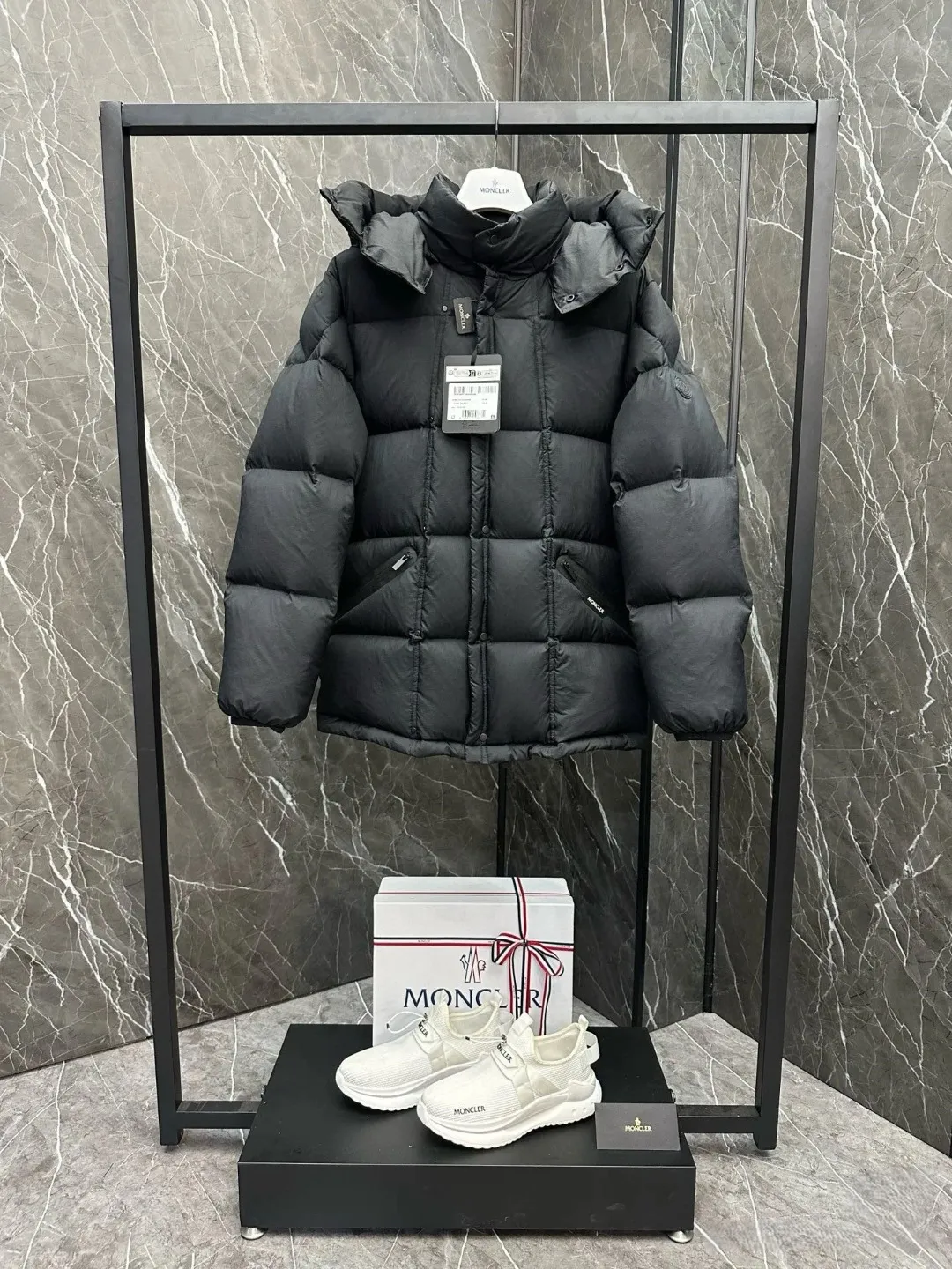 P1100 Moncler Matt Black black label series matte down jacket Moncler Matt Black black label series Loff Jacket mid-length matte matte down jacket. Removable hood. Mid-length black warrior. Color; black Size; 1-5