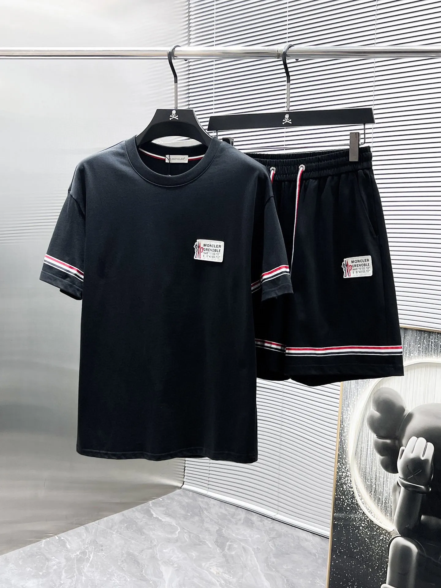P560 Brand [MONCLER Mouth Covered] 2025 round neck short-sleeved shorts suit. The pure cotton fabric upper body will not be stuffy. The smooth and comfortable skin-friendly effect is more breathable. The fabric has its own texture. Classic logo technology. A new interpretation from a unique angle. Fashionable and versatile! Size: M-3XL (maximum wear: 190 pounds)