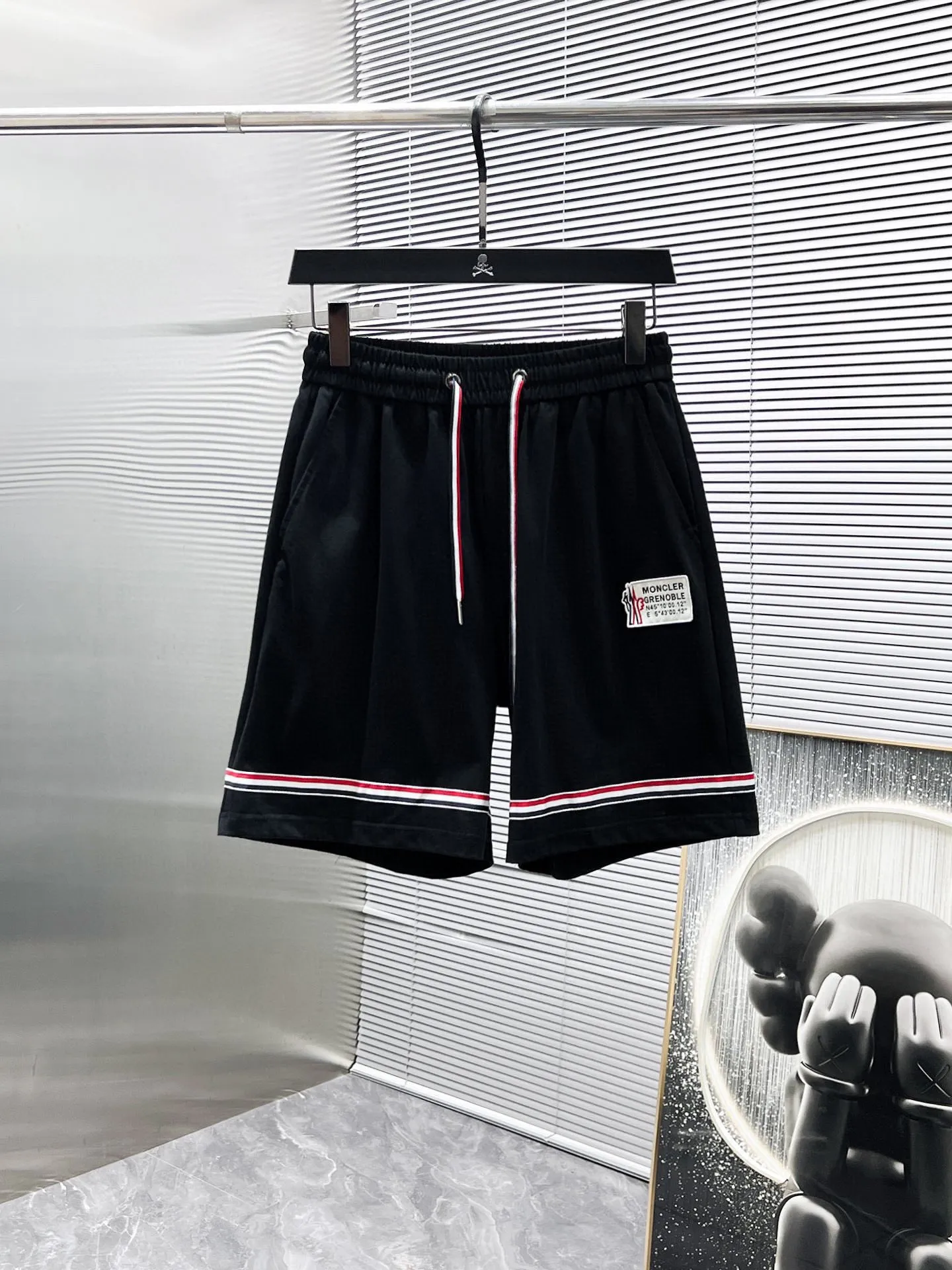P560 Brand [MONCLER Mouth Covered] 2025 round neck short-sleeved shorts suit. The pure cotton fabric upper body will not be stuffy. The smooth and comfortable skin-friendly effect is more breathable. The fabric has its own texture. Classic logo technology. A new interpretation from a unique angle. Fashionable and versatile! Size: M-3XL (maximum wear: 190 pounds)