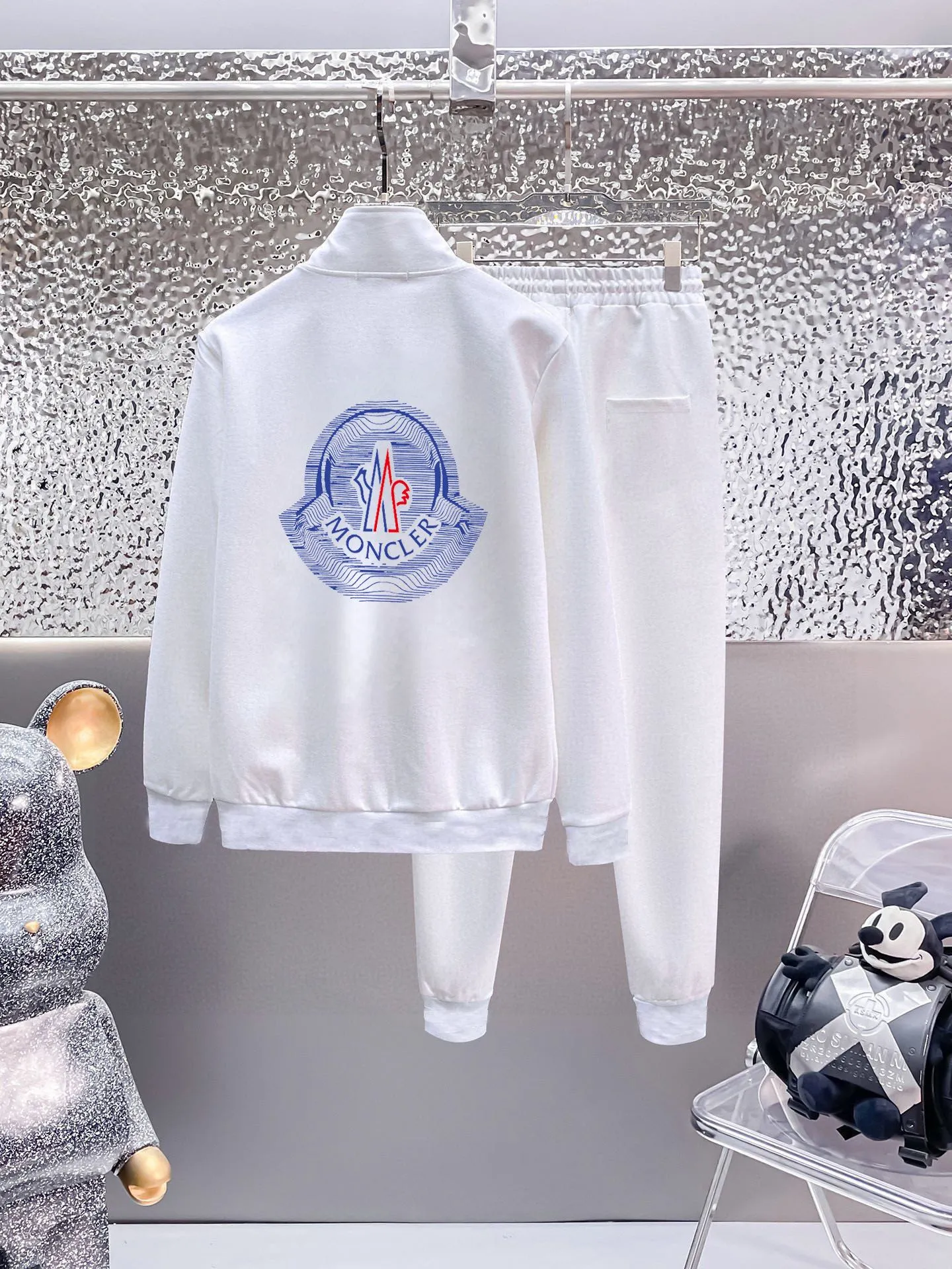P400 💰 [MONCLER Mouth Covering] (Gospel for Fatty) Hot-selling suit is here. Focus on the original version of the official website. 2025 new hot-selling cardigan sweater suit. The original order is the best product. 🇭🇰The meticulous work of top designers. Just for a fitting and perfect upper body effect. 100% natural high-quality Roman cotton, close-fitting comfort, noble and elegant! Original hardware embodies elegance and nobility! Counter size: M-5XL (maximum wear up to 220 pounds)