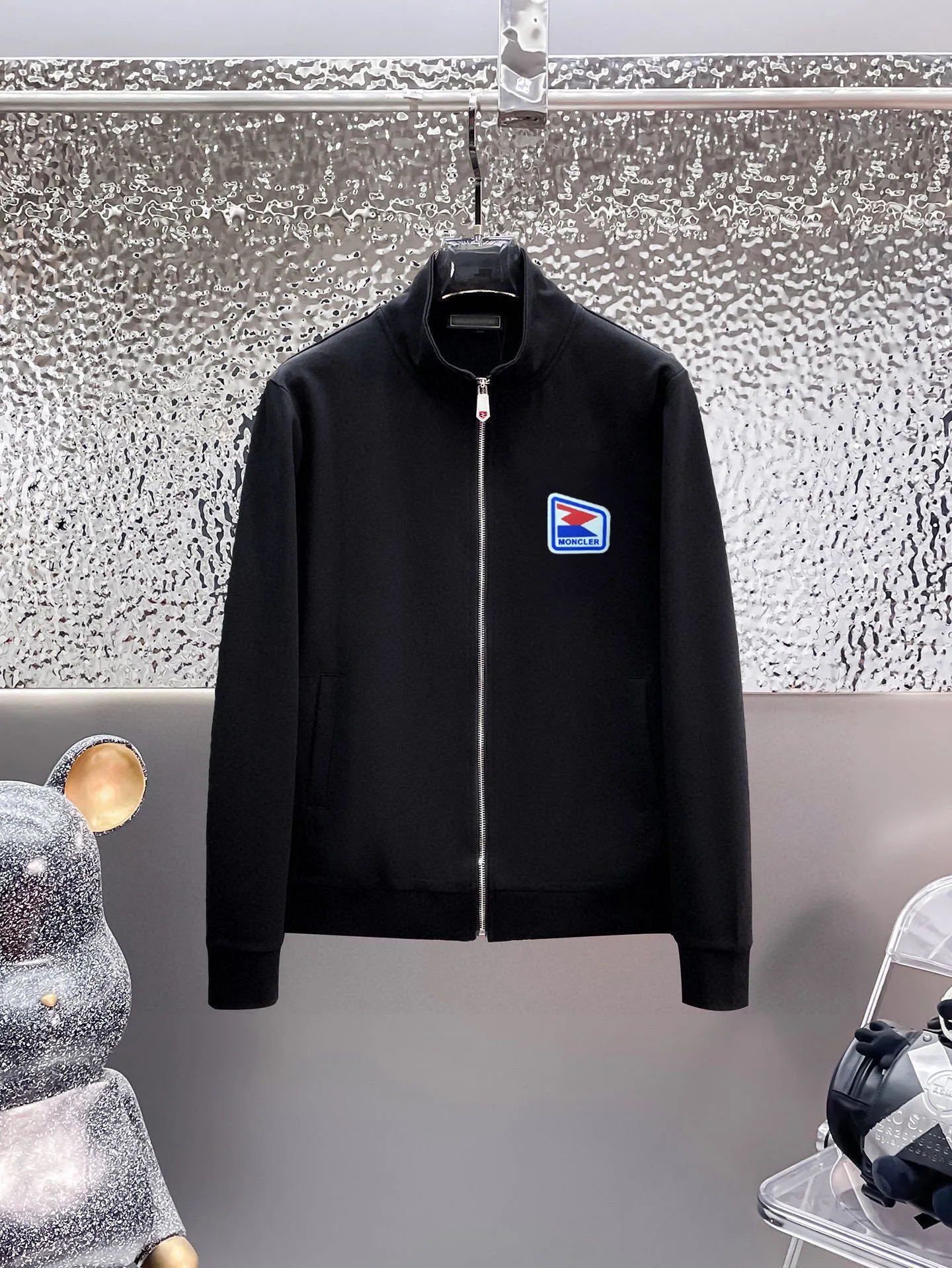P400 💰 [MONCLER Mouth Covering] (Gospel for Fatty) Hot-selling suit is here. Focus on the original version of the official website. 2025 new hot-selling cardigan sweater suit. The original order is the best product. 🇭🇰The meticulous work of top designers. Just for a fitting and perfect upper body effect. 100% natural high-quality Roman cotton, close-fitting comfort, noble and elegant! Original hardware embodies elegance and nobility! Counter size: M-5XL (maximum wear up to 220 pounds)