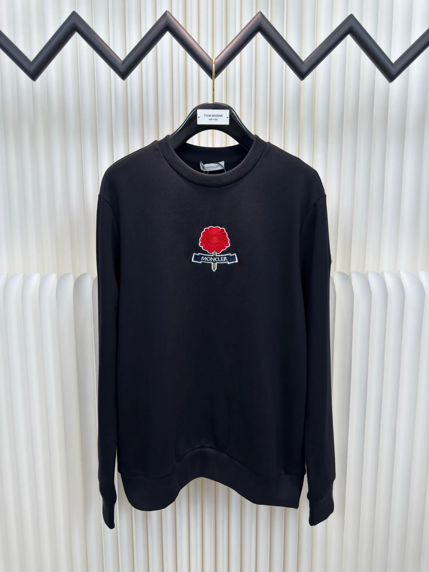 P370 MONCLER Embroidered Flower Logo Sweatshirt Made of 380g double-ply cotton terry. The thread is matched with 1*1 double yarn thread. Matching dyeing in the same vat.  The embroidery uses 3D three-dimensional embroidery technology, and the original computer scan and print is restored 1:1. There is a brand logo icon in the middle of the flower, as well as MONCLER embroidery.  This cotton-blend sweatshirt is inspired by Grenoble's coat of arms and features a floral logo patch. Pair with matching T-shirt and shorts for a casual ensemble. Made of cotton and modal blend fleece crew neck Embroidered floral logo patch Sizes S M L XL