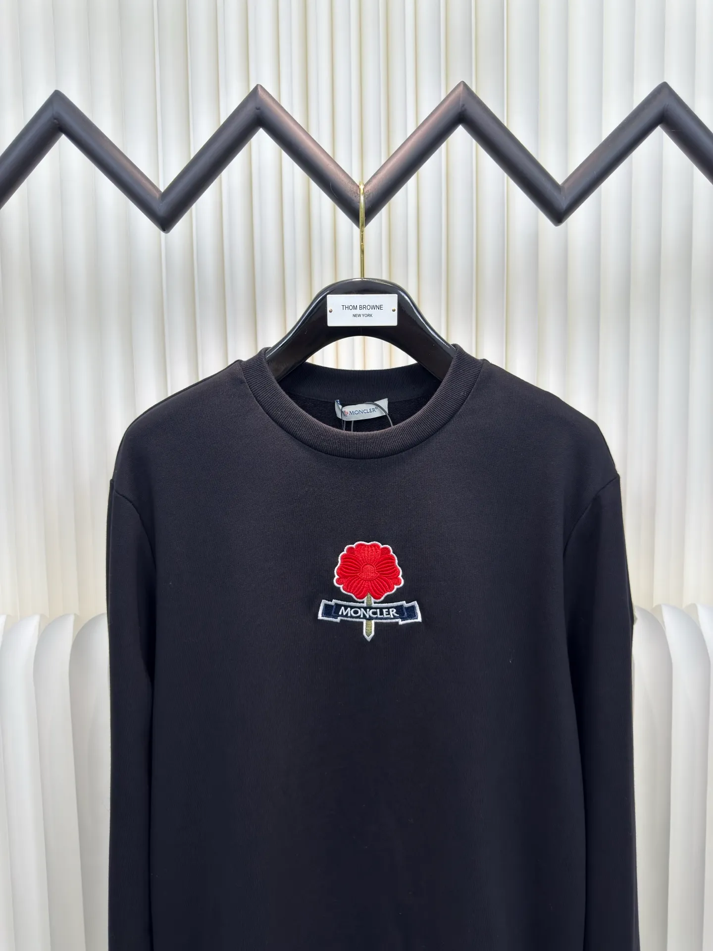 P370 MONCLER Embroidered Flower Logo Sweatshirt Made of 380g double-ply cotton terry. The thread is matched with 1*1 double yarn thread. Matching dyeing in the same vat.  The embroidery uses 3D three-dimensional embroidery technology, and the original computer scan and print is restored 1:1. There is a brand logo icon in the middle of the flower, as well as MONCLER embroidery.  This cotton-blend sweatshirt is inspired by Grenoble's coat of arms and features a floral logo patch. Pair with matching T-shirt and shorts for a casual ensemble. Made of cotton and modal blend fleece crew neck Embroidered floral logo patch Sizes S M L XL