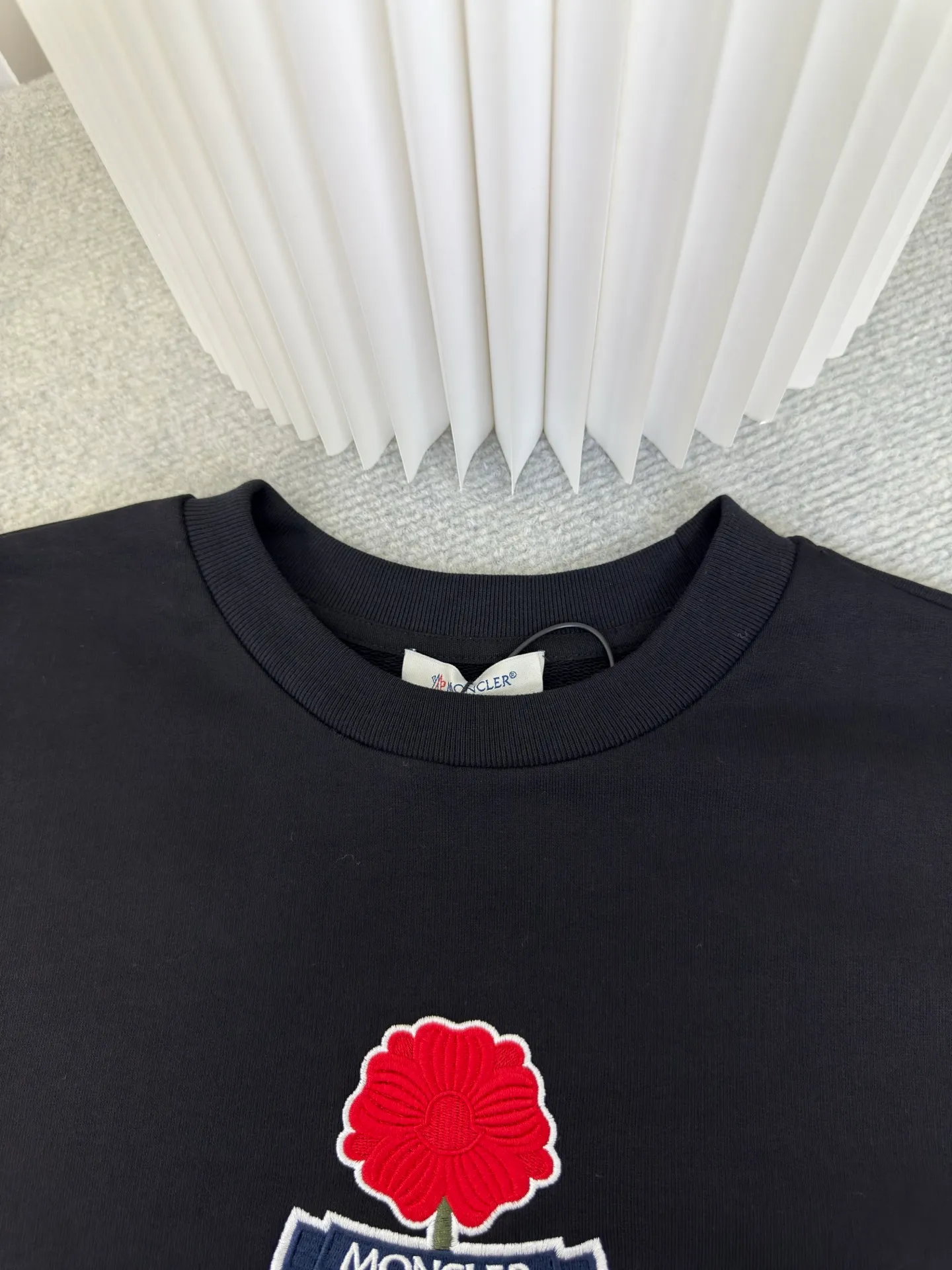 P370 MONCLER Embroidered Flower Logo Sweatshirt Made of 380g double-ply cotton terry. The thread is matched with 1*1 double yarn thread. Matching dyeing in the same vat.  The embroidery uses 3D three-dimensional embroidery technology, and the original computer scan and print is restored 1:1. There is a brand logo icon in the middle of the flower, as well as MONCLER embroidery.  This cotton-blend sweatshirt is inspired by Grenoble's coat of arms and features a floral logo patch. Pair with matching T-shirt and shorts for a casual ensemble. Made of cotton and modal blend fleece crew neck Embroidered floral logo patch Sizes S M L XL