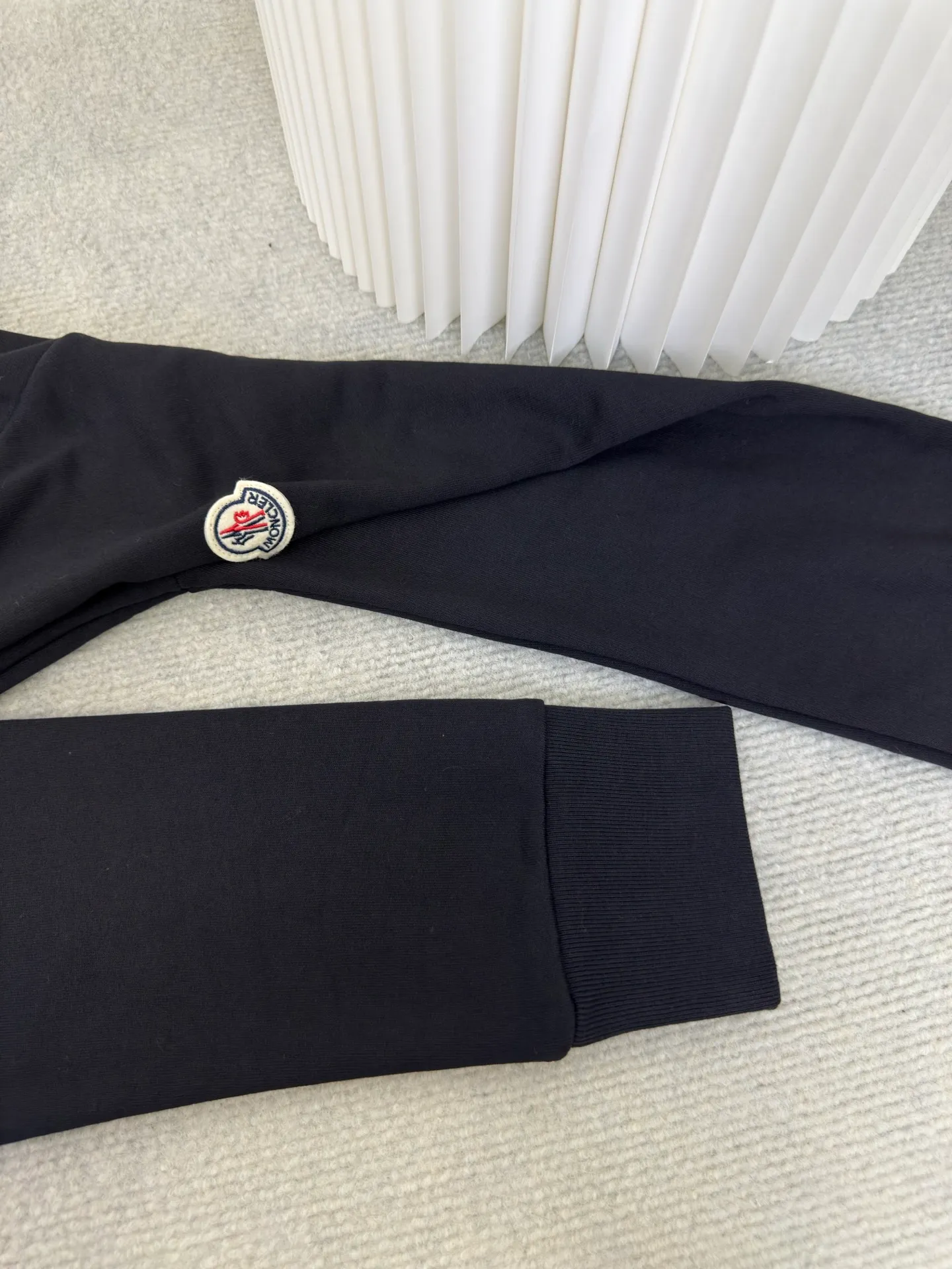P370 MONCLER Embroidered Flower Logo Sweatshirt Made of 380g double-ply cotton terry. The thread is matched with 1*1 double yarn thread. Matching dyeing in the same vat.  The embroidery uses 3D three-dimensional embroidery technology, and the original computer scan and print is restored 1:1. There is a brand logo icon in the middle of the flower, as well as MONCLER embroidery.  This cotton-blend sweatshirt is inspired by Grenoble's coat of arms and features a floral logo patch. Pair with matching T-shirt and shorts for a casual ensemble. Made of cotton and modal blend fleece crew neck Embroidered floral logo patch Sizes S M L XL