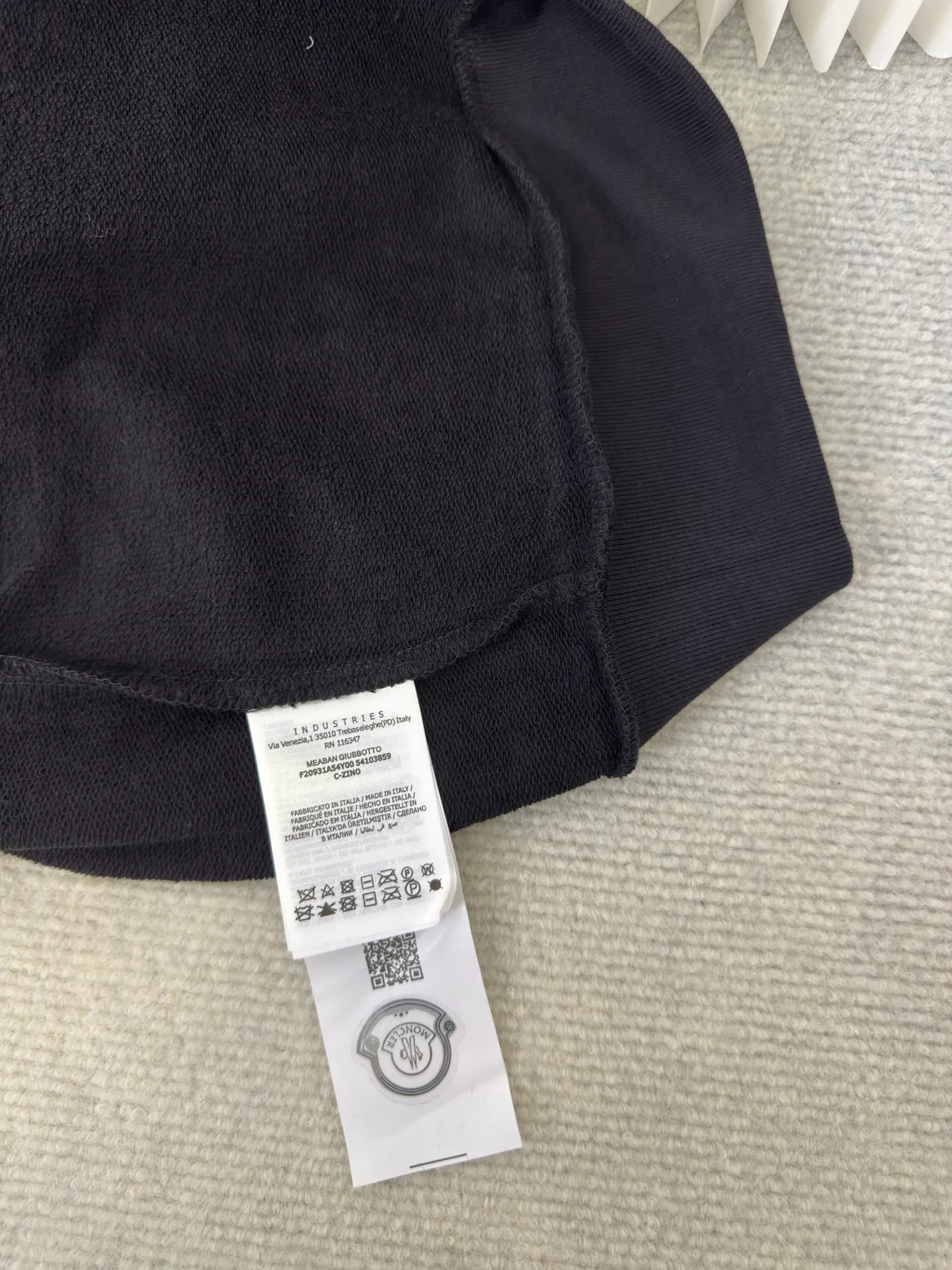 P370 MONCLER Embroidered Flower Logo Sweatshirt Made of 380g double-ply cotton terry. The thread is matched with 1*1 double yarn thread. Matching dyeing in the same vat.  The embroidery uses 3D three-dimensional embroidery technology, and the original computer scan and print is restored 1:1. There is a brand logo icon in the middle of the flower, as well as MONCLER embroidery.  This cotton-blend sweatshirt is inspired by Grenoble's coat of arms and features a floral logo patch. Pair with matching T-shirt and shorts for a casual ensemble. Made of cotton and modal blend fleece crew neck Embroidered floral logo patch Sizes S M L XL