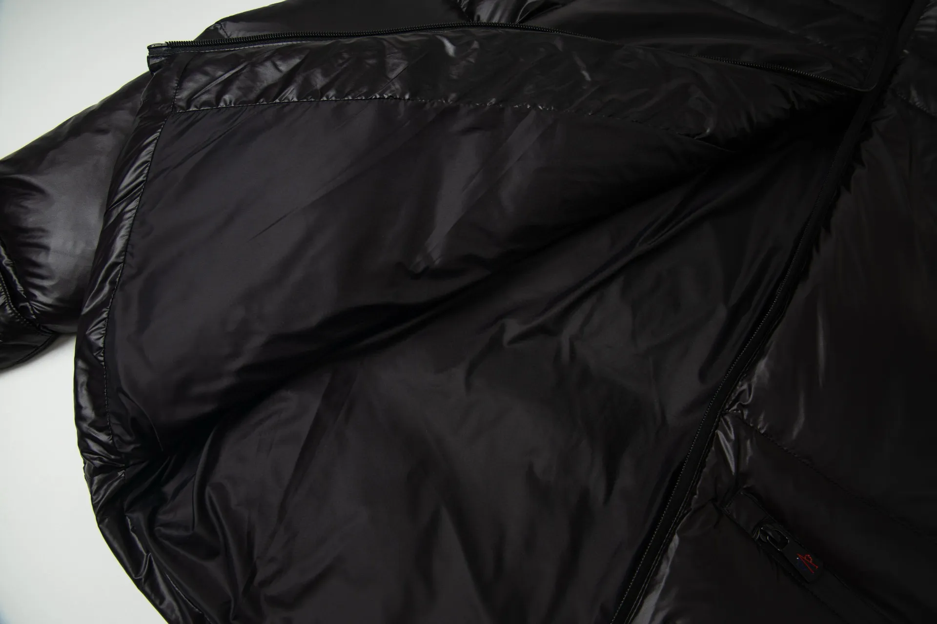 P1010 Style number: G118 Moncler autumn and winter new style hooded down jacket with classic printed logo on the chest 1️⃣ Made of top-grade 90 down, super soft and full of feathers, super heavy-duty fabrics with excellent workmanship! 2️⃣Original custom-made hardware accessories are all imported and original, absolutely high quality, a full set of customized accessories, complete with three standards, same style for men and women, a must-have for couples! 2️⃣It is very youthful and energetic, and can be easily worn by both men and women. It is very in line with the fashion aesthetic concepts of today's young people! Color: Black Size: 1.2.3.4