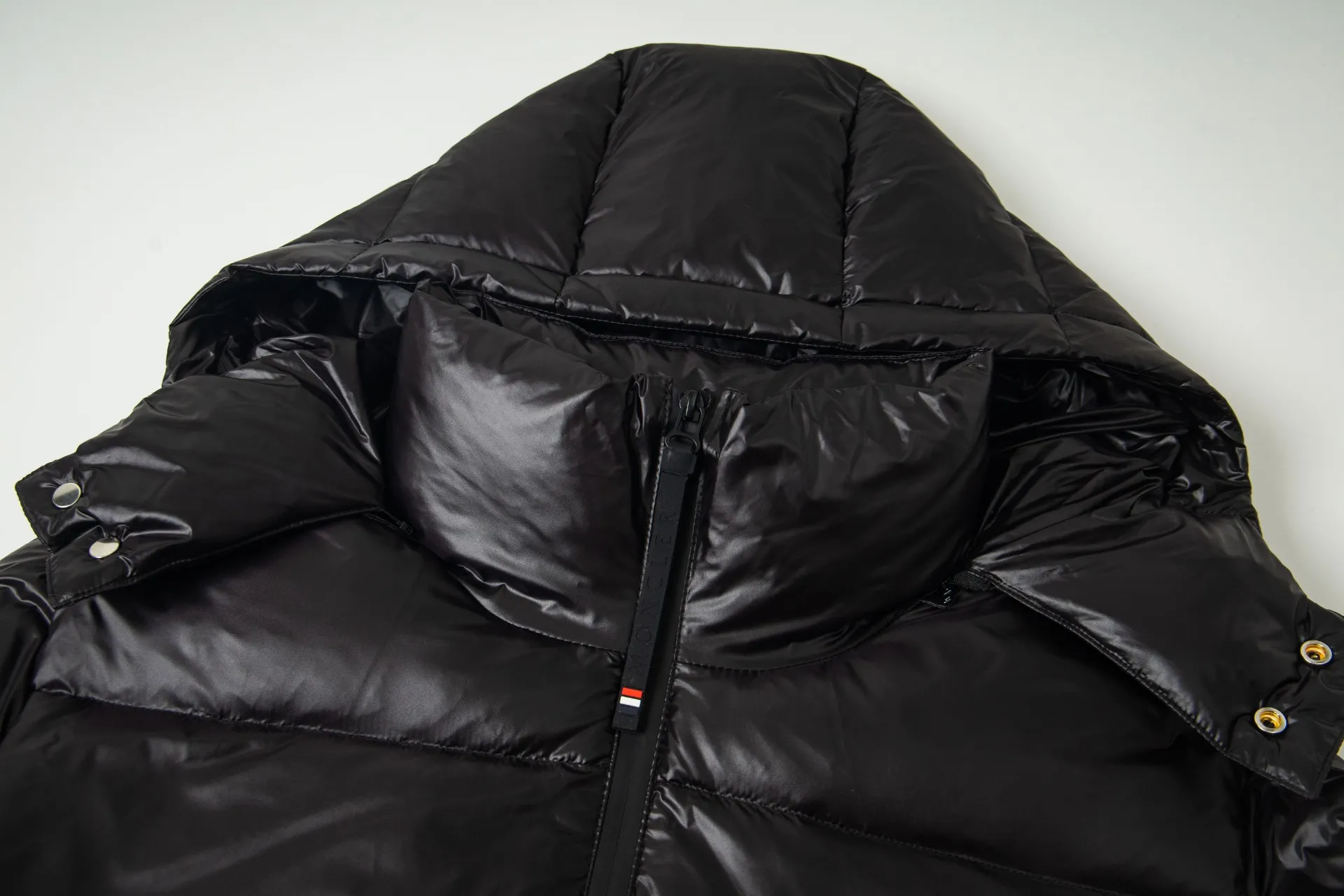 P1010 Style number: G118 Moncler autumn and winter new style hooded down jacket with classic printed logo on the chest 1️⃣ Made of top-grade 90 down, super soft and full of feathers, super heavy-duty fabrics with excellent workmanship! 2️⃣Original custom-made hardware accessories are all imported and original, absolutely high quality, a full set of customized accessories, complete with three standards, same style for men and women, a must-have for couples! 2️⃣It is very youthful and energetic, and can be easily worn by both men and women. It is very in line with the fashion aesthetic concepts of today's young people! Color: Black Size: 1.2.3.4