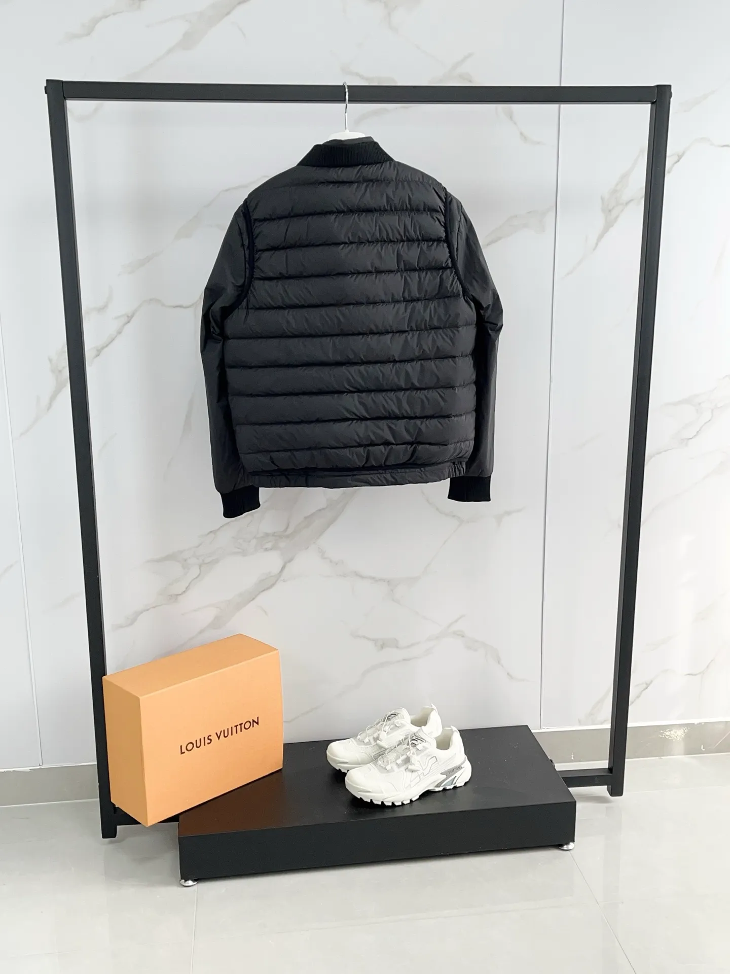 P1180 Moncler down jacket 2025 latest fashion designer down jacket. Every detail shows high-end craftsmanship. The design changes of structural tailoring show the diverse image changes of men. It is slim and neat, and tailored to meet the current popular multi-layered wear. It is a versatile style for life. Color: coffee black Code number: 12345