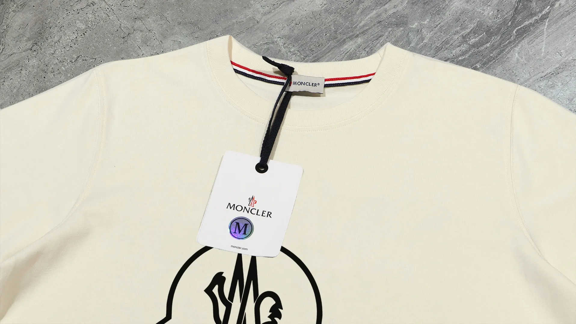 P140 💰Upgraded version "Mobile phone smart sensor ~ NFC chip armband ~ direct access to the official website for anti-counterfeiting" "Moncler ~ Mouth Mouth" 2025 new high-quality round neck short-sleeved T-shirt. The cuffs have imported embroidered labels. Customized dyeing, very comfortable to touch. Super versatile and good-looking short-sleeved. Complete with three labels. Non-market ordinary version. Feel free to compare. Quality is absolutely guaranteed! ‼ First of all, this original fabric is all custom-woven with 32-count double yarn fabric, 250G, and the weight is the same‼ Fine workmanship, double waistcoat method, double waistcoat method, double waistcoat method makes the whole dress more three-dimensional, which is not a craft that ordinary T-shirts can achieve🤪 Size: S-M-L-XL-2XL Color: black, white, apricot, same style for men and women
