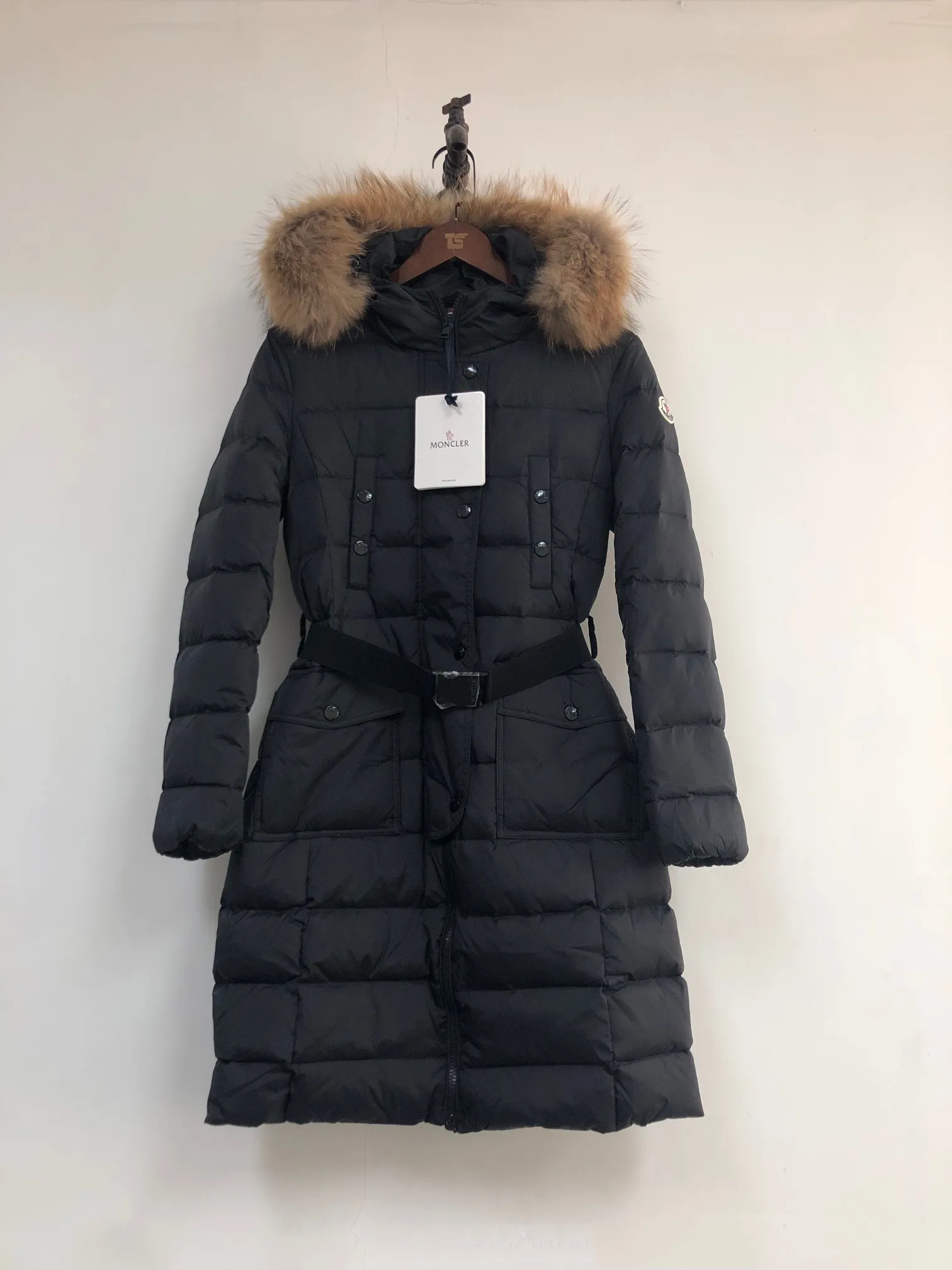 P1180 ——————💜Women’s style, you can choose raccoon fur collar or fox fur collar💅 Mouth-covered MONCLER women’s style🙎🙎Winter down jacket! Authentic original purchase, long down jacket, super thick, absolute counter version with matching belt, elongates legs, slims waist, original imported hardware, details, material %90 white goose down, %10 white duck down (fur collar is detachable) Color: black, military green Size: 1-4 four codes