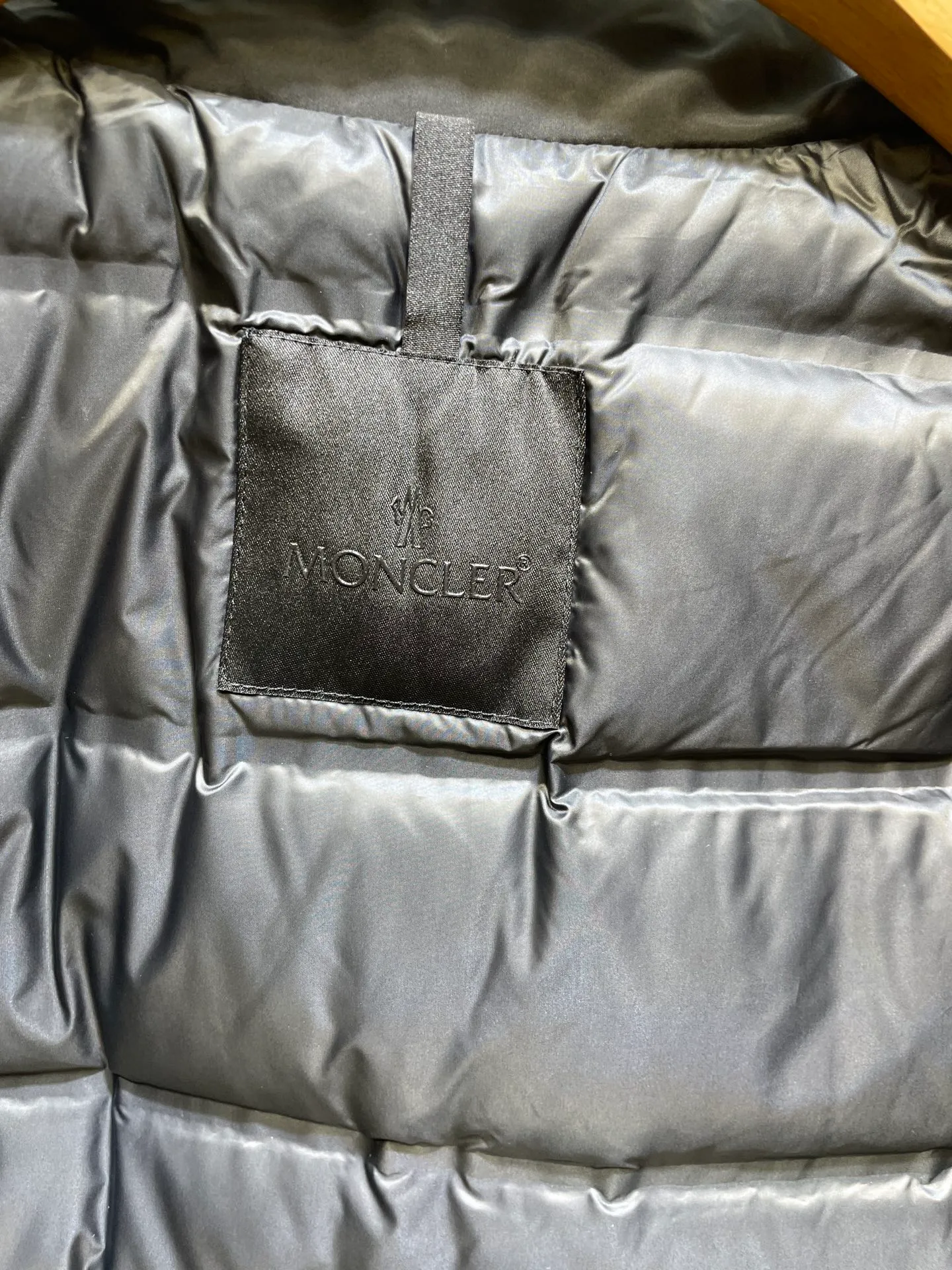 P960 Moncler 🌟Down Jacket 2025 latest fashion designer down jacket. Every detail shows high-end craftsmanship. The design changes of structural tailoring show the diverse image changes of men. It is slim and neat, and tailored to meet the current popular multi-layered wear. Versatile style for life. G8646 Code number: 12345