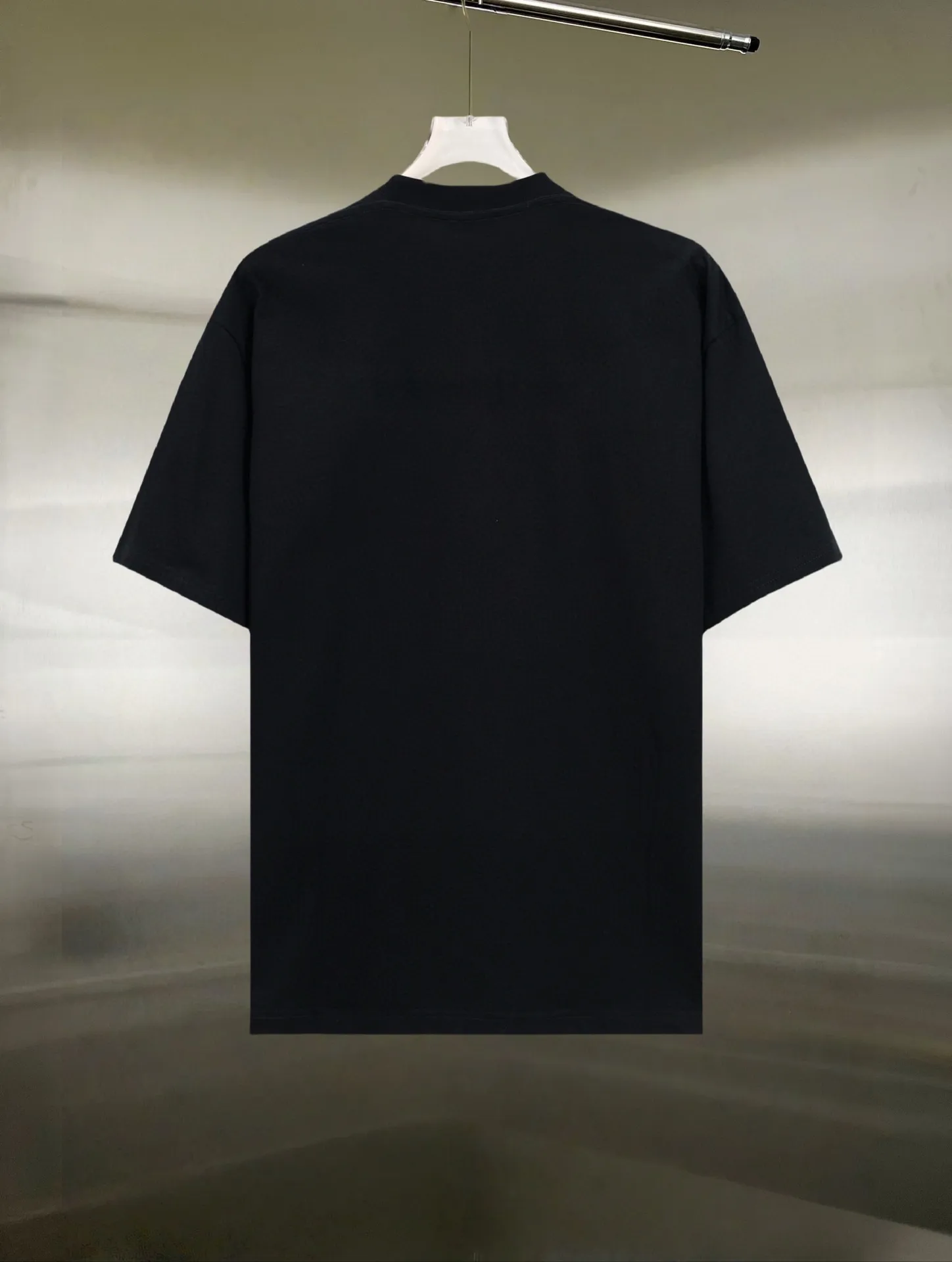 P130 Style: Moncler/muzzled short-sleeved T-shirt Fabric: 300g double yarn 100% cotton Rib: 320g Solona Process: Printing Color: White Black Size: S M L XL XXL No gender distinction, same style for men and women