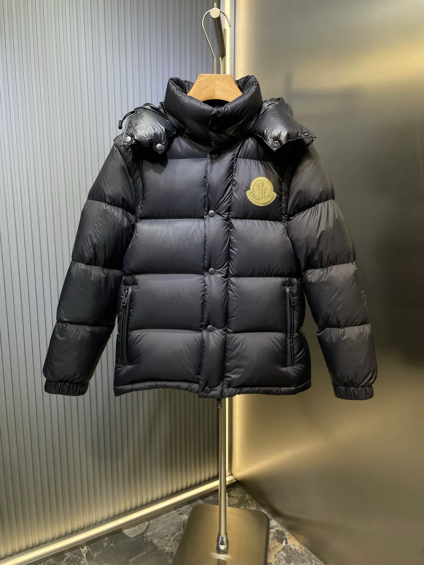 P1160 moncler 🌟Special grade 1940 autumn and winter new down jacket with detachable sleeves. Original customized hardware accessories are all imported and customized. Welcome to compare. Absolutely high quality. Made of top-grade 90 white duck down. Super soft. Filled with fluffy and full feathers. Super heavy-duty. Fabric workmanship and perfect pattern. Note that the fabric is super comfortable. Exclusive model. Non-market product. Same size for men and women. Size: 12345
