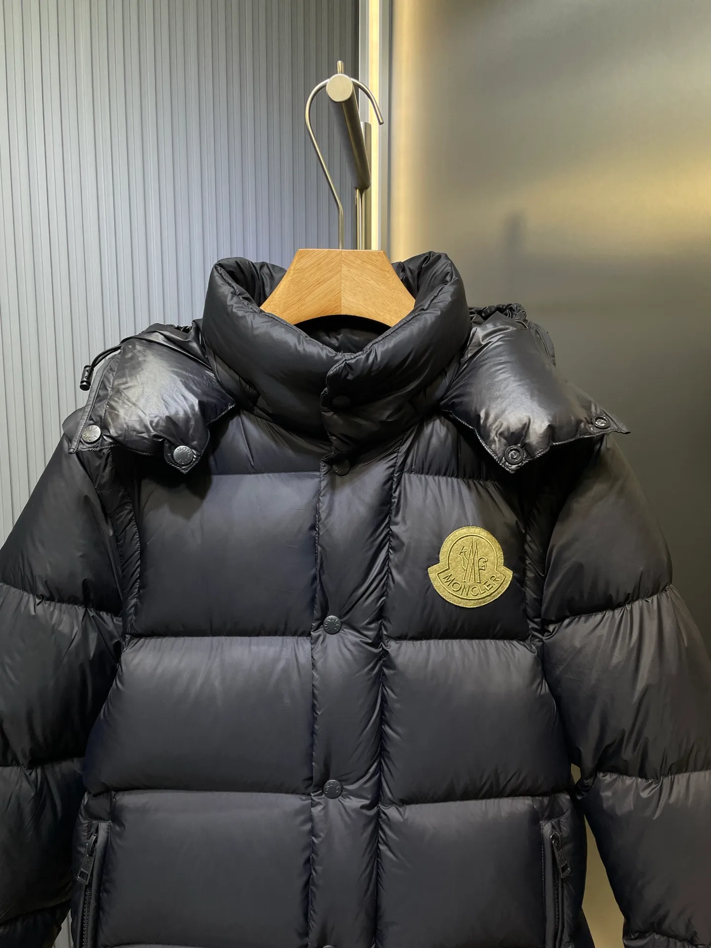 P1160 moncler 🌟Special grade 1940 autumn and winter new down jacket with detachable sleeves. Original customized hardware accessories are all imported and customized. Welcome to compare. Absolutely high quality. Made of top-grade 90 white duck down. Super soft. Filled with fluffy and full feathers. Super heavy-duty. Fabric workmanship and perfect pattern. Note that the fabric is super comfortable. Exclusive model. Non-market product. Same size for men and women. Size: 12345
