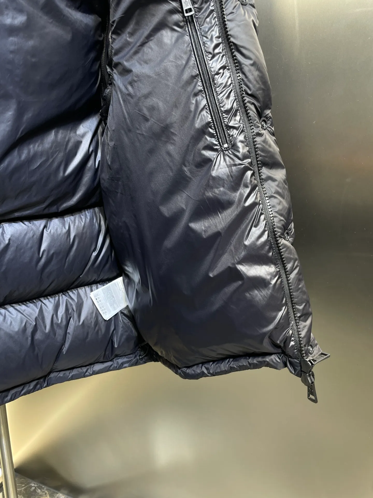 P1160 moncler 🌟Special grade 1940 autumn and winter new down jacket with detachable sleeves. Original customized hardware accessories are all imported and customized. Welcome to compare. Absolutely high quality. Made of top-grade 90 white duck down. Super soft. Filled with fluffy and full feathers. Super heavy-duty. Fabric workmanship and perfect pattern. Note that the fabric is super comfortable. Exclusive model. Non-market product. Same size for men and women. Size: 12345