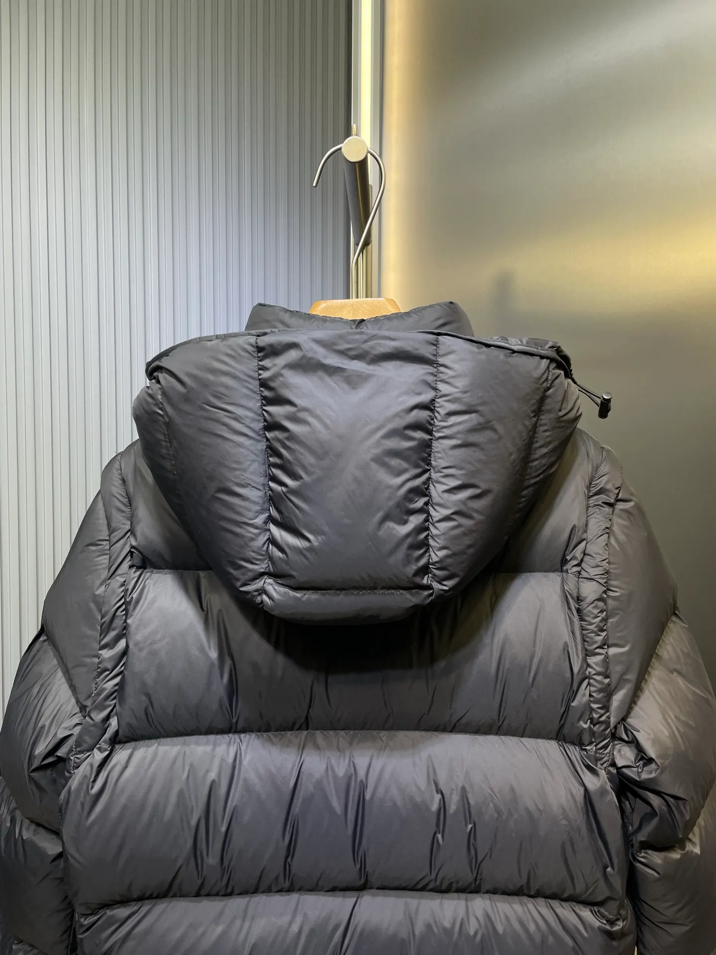 P1160 moncler 🌟Special grade 1940 autumn and winter new down jacket with detachable sleeves. Original customized hardware accessories are all imported and customized. Welcome to compare. Absolutely high quality. Made of top-grade 90 white duck down. Super soft. Filled with fluffy and full feathers. Super heavy-duty. Fabric workmanship and perfect pattern. Note that the fabric is super comfortable. Exclusive model. Non-market product. Same size for men and women. Size: 12345